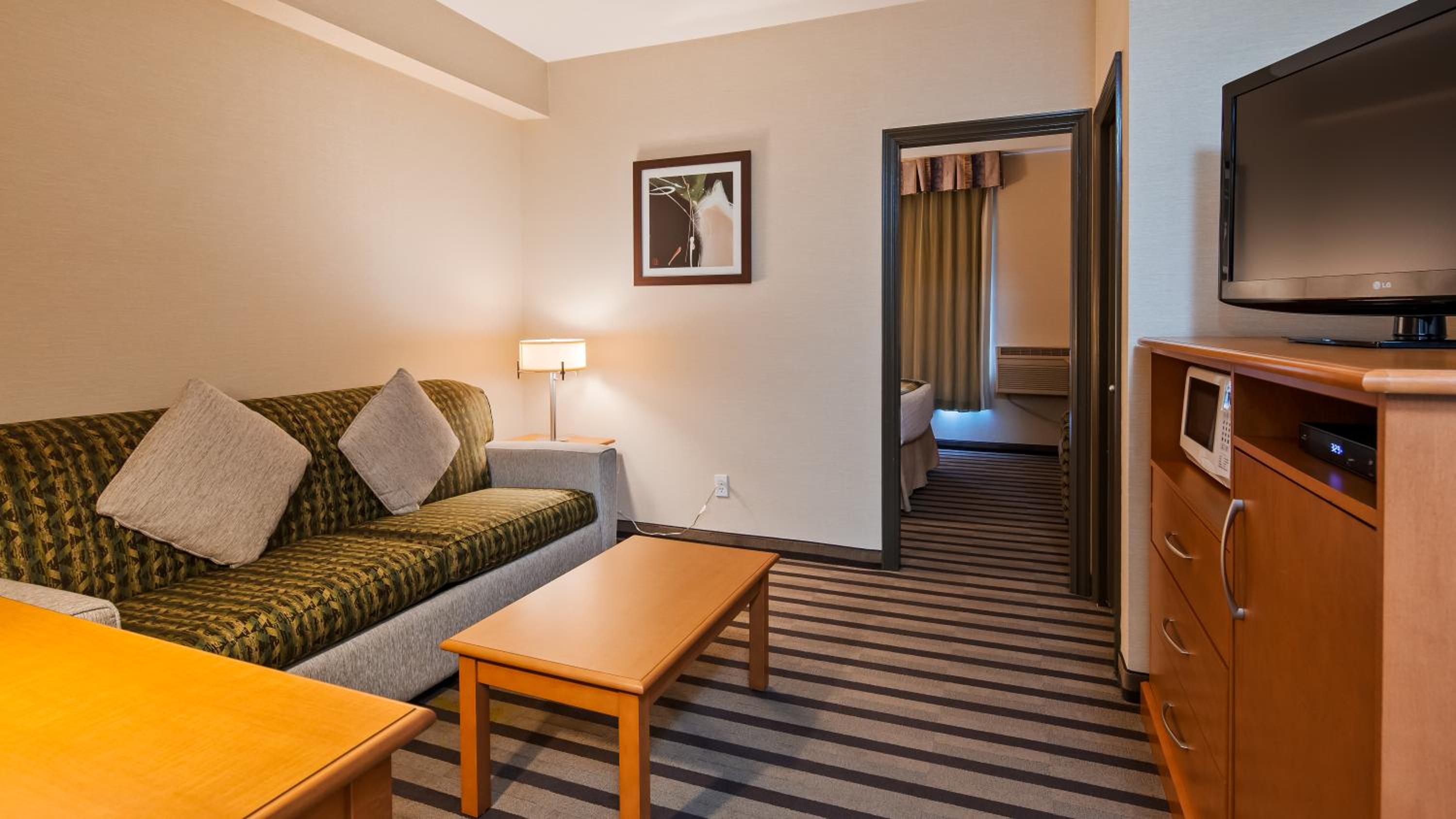 Queen Suite with Sofa Bed - Non-Smoking - Photo 6