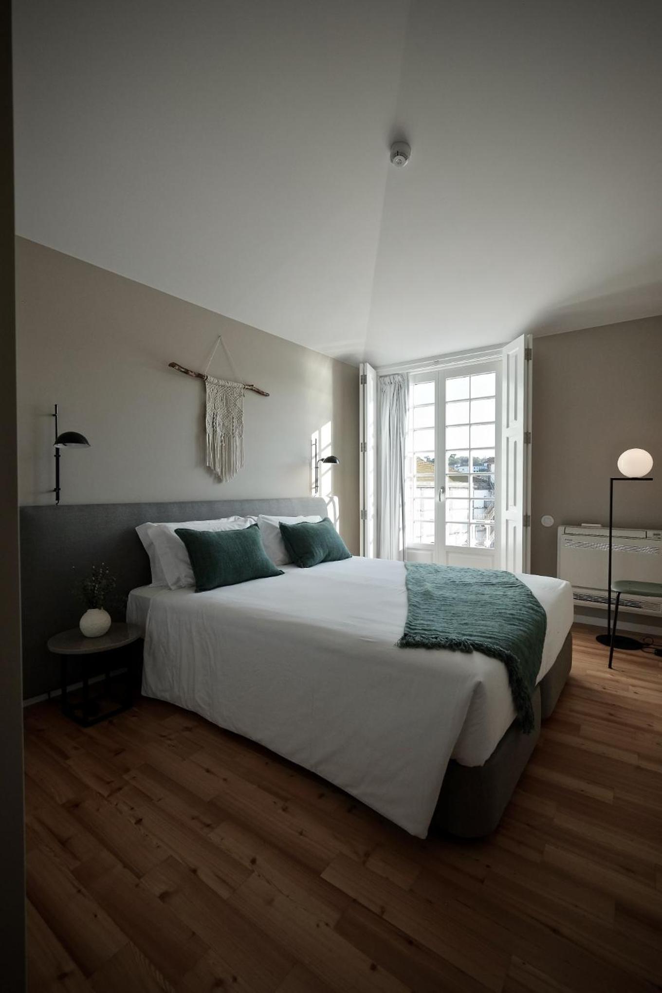 Two-Bedroom Apartment with Balcony and River View