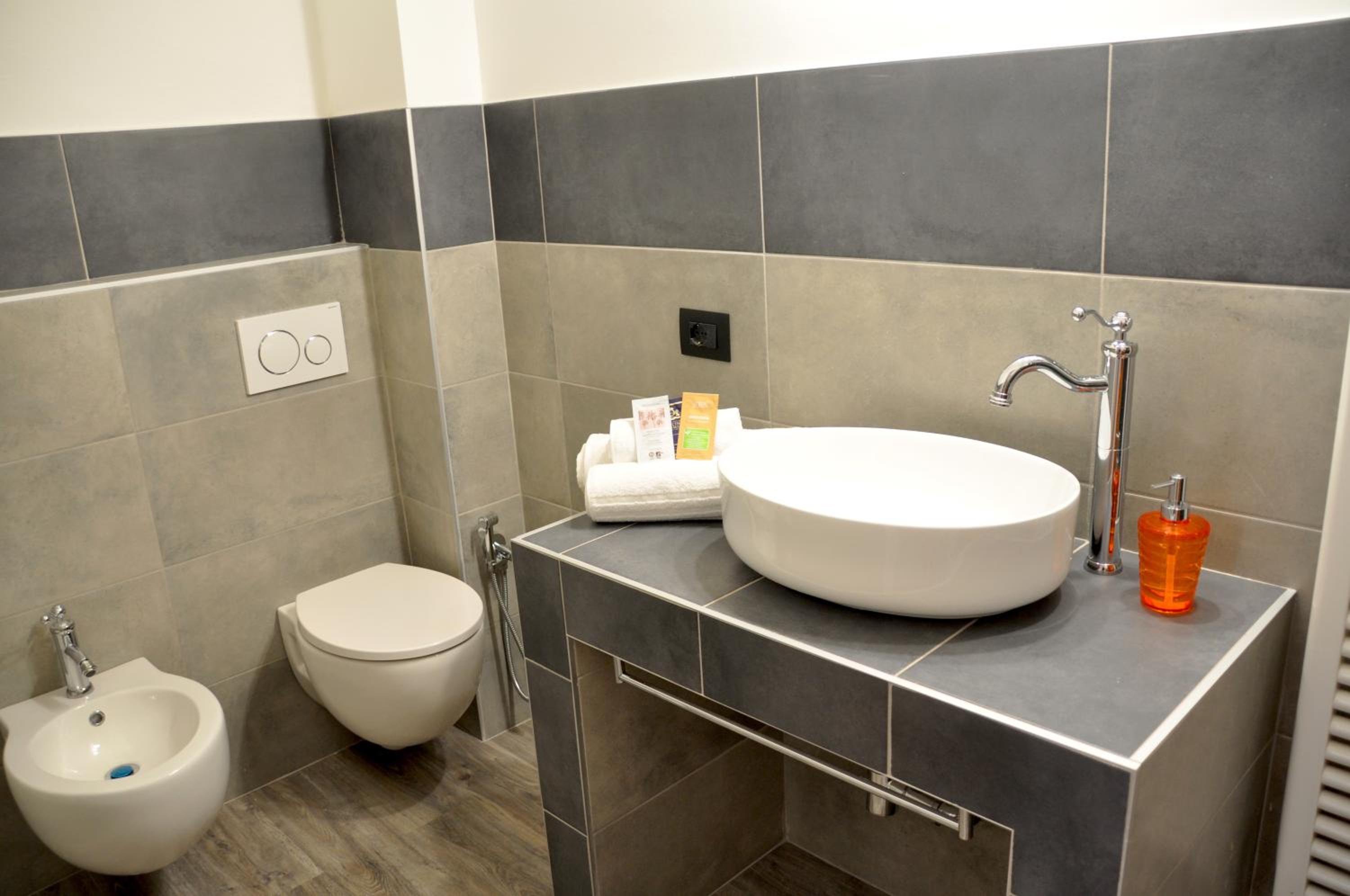Quadruple Room with Private Bathroom - Photo 28
