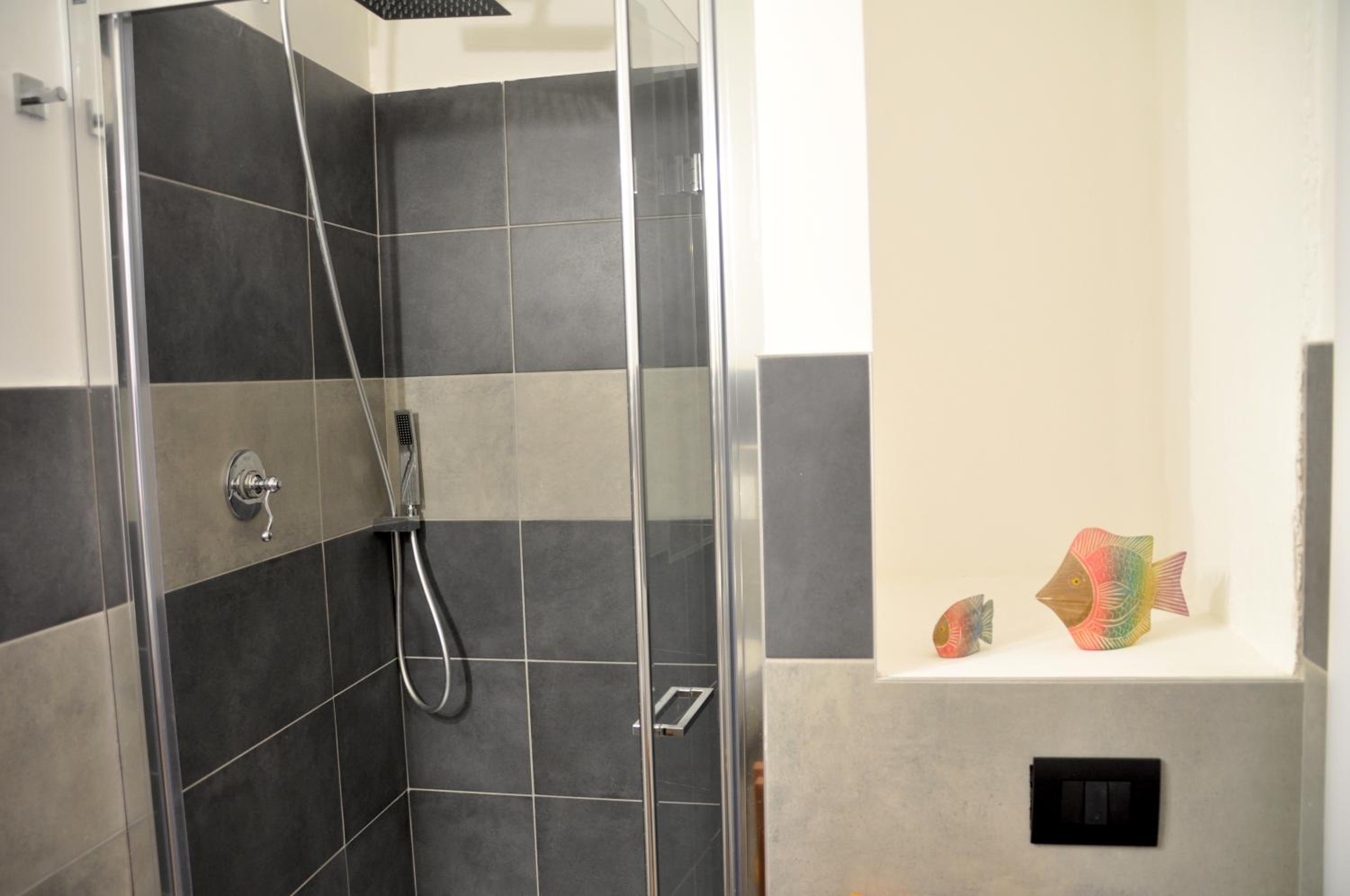 Quadruple Room with Private Bathroom - Photo 8