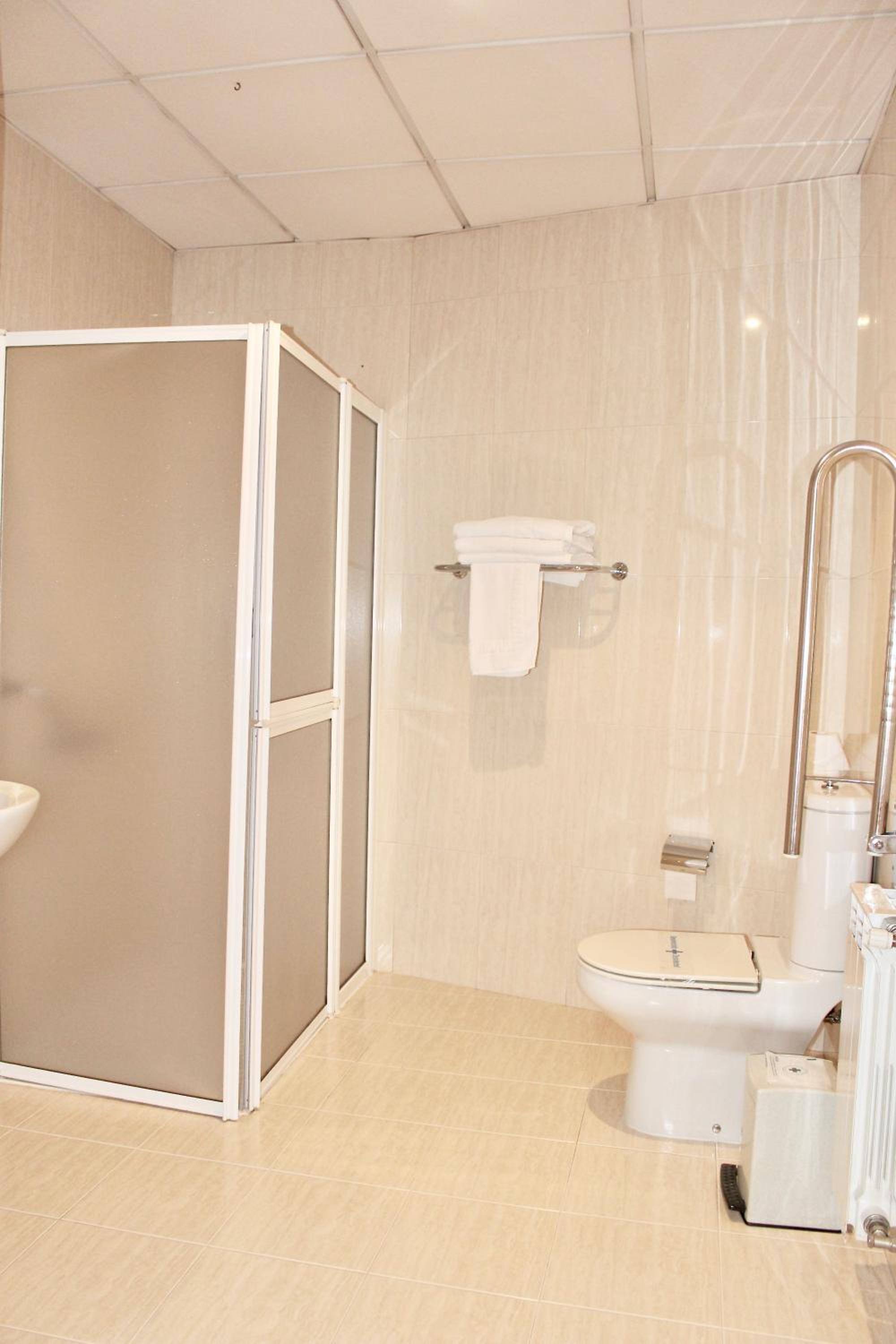 Twin Room - Disability Access photo 2
