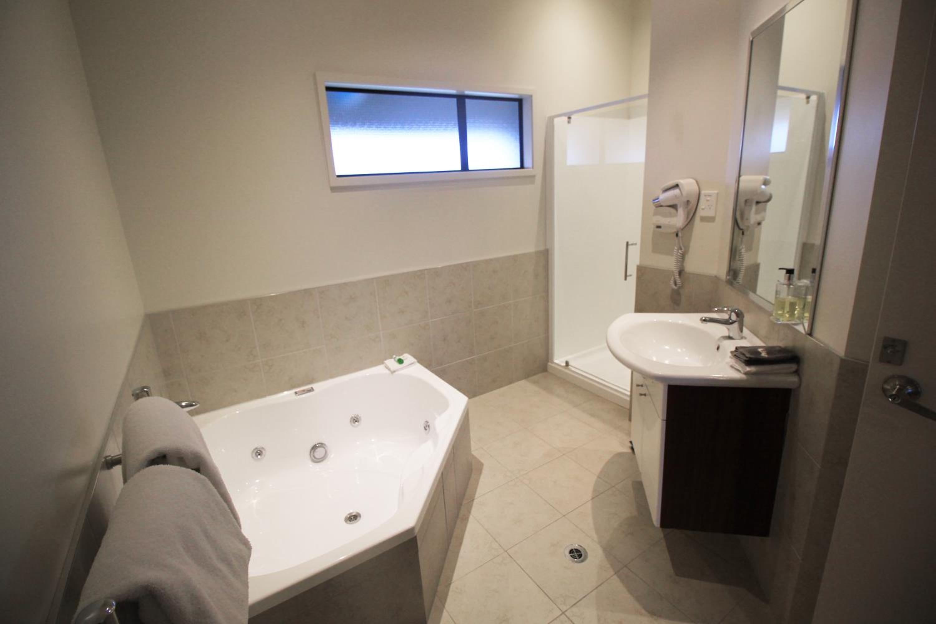 Executive Suite - Photo 5