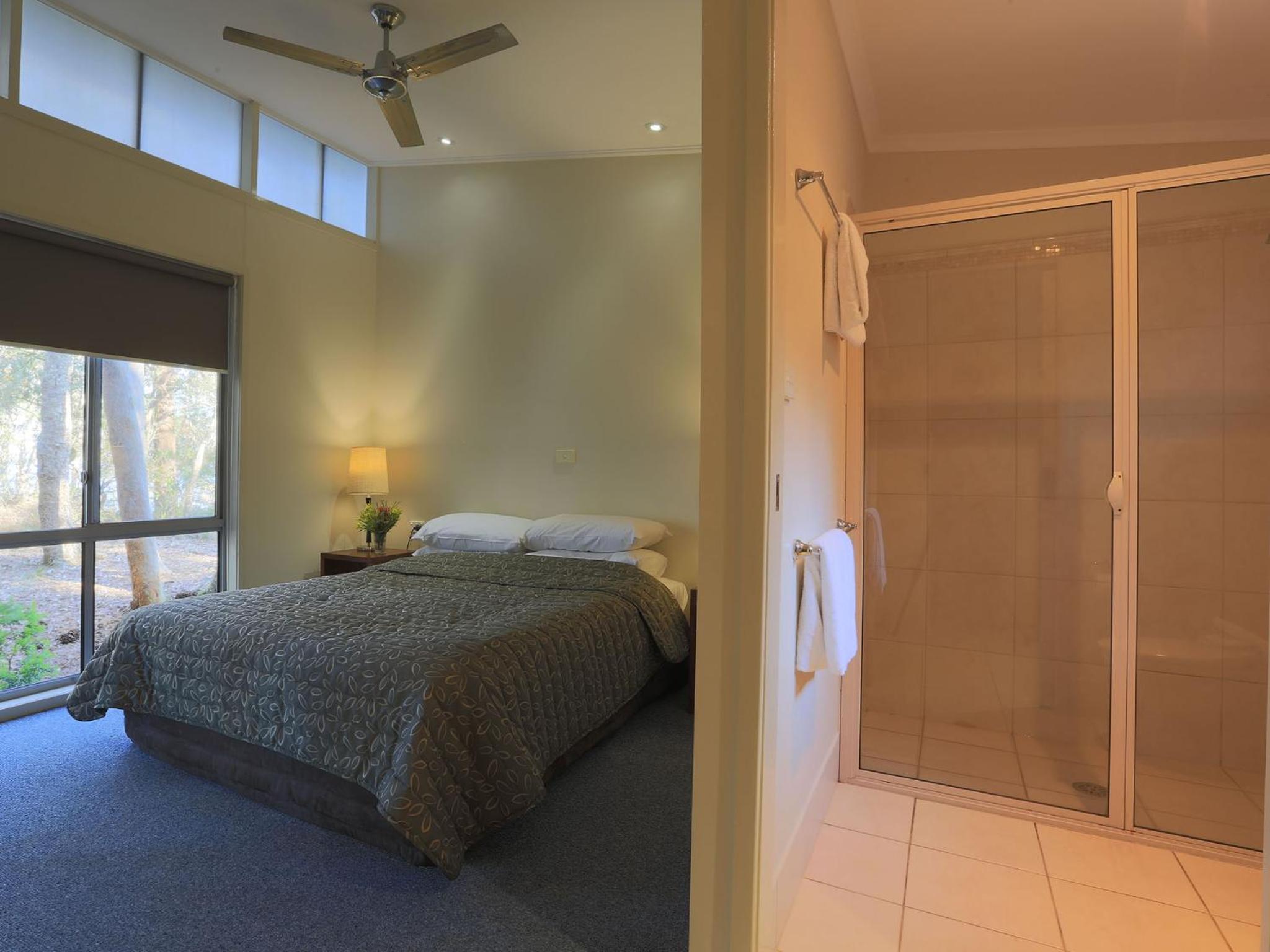Lakefront Villa (4 guests) photo 1