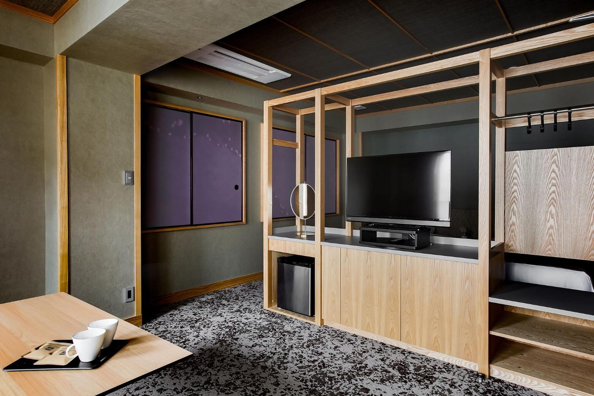 Suite with City View - Photo 18