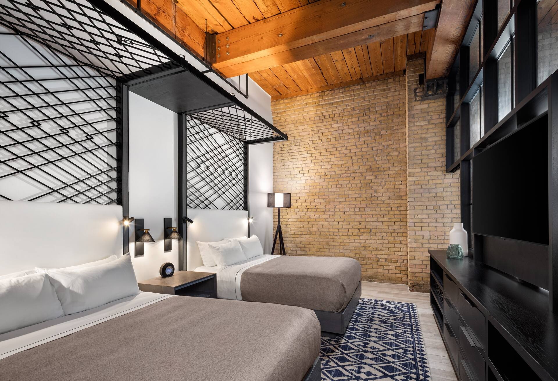 2 Queens Studio Suite Lofted Ceiling