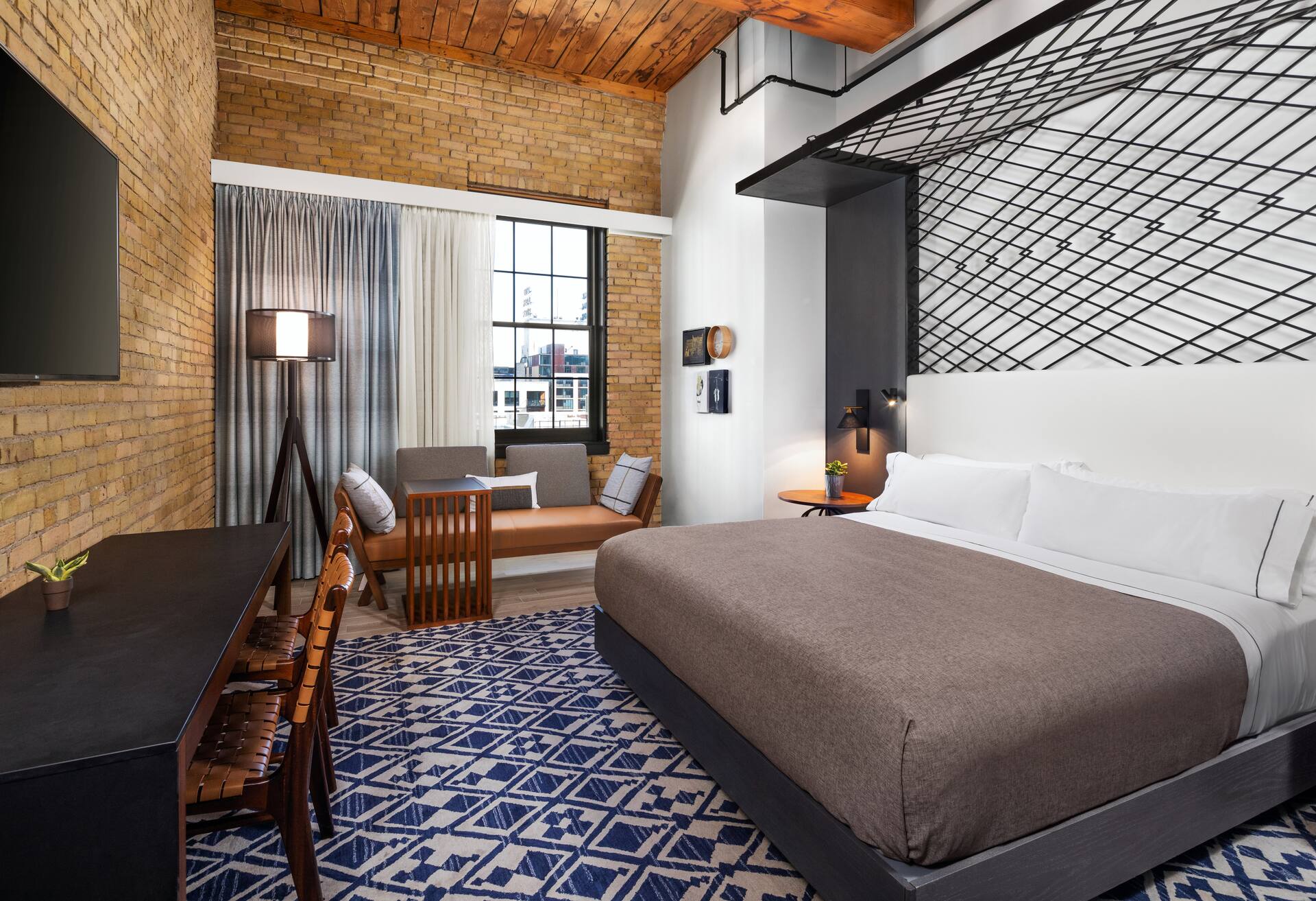 1 King Bed Room Interior Atrium View photo 3