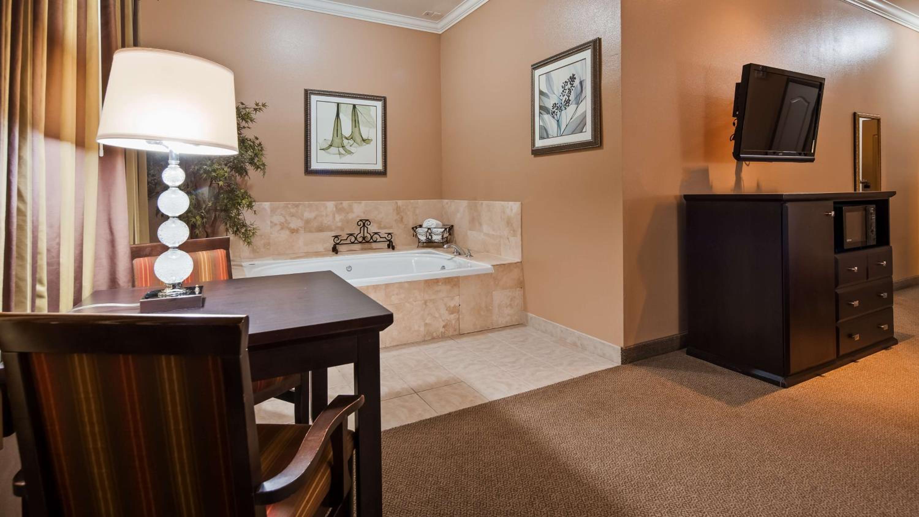 King Suite - Disability Access/Non-Smoking - Photo 4