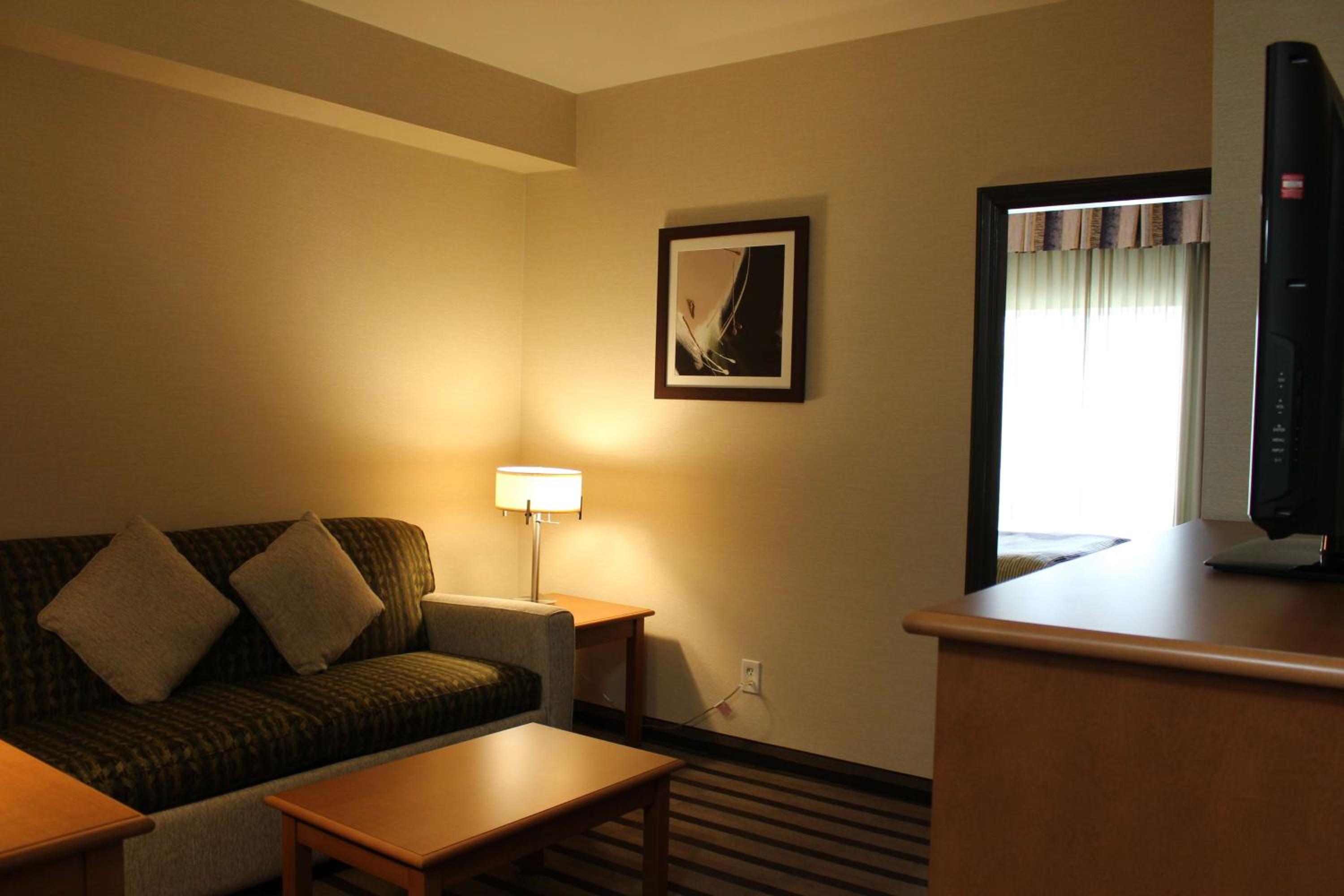 Queen Suite with Sofa Bed - Non-Smoking - Photo 10