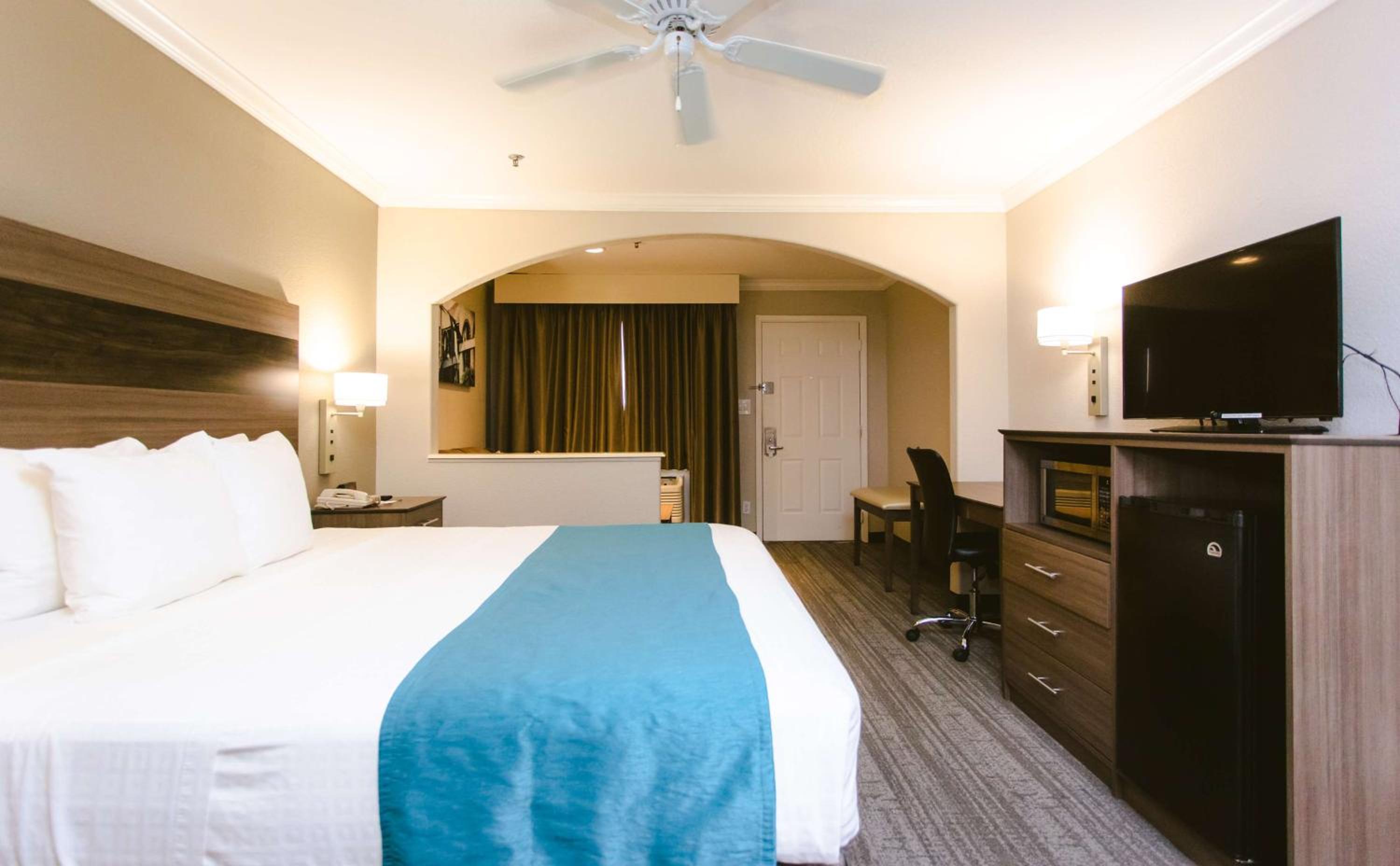 Deluxe King Room - Non-Smoking photo 1