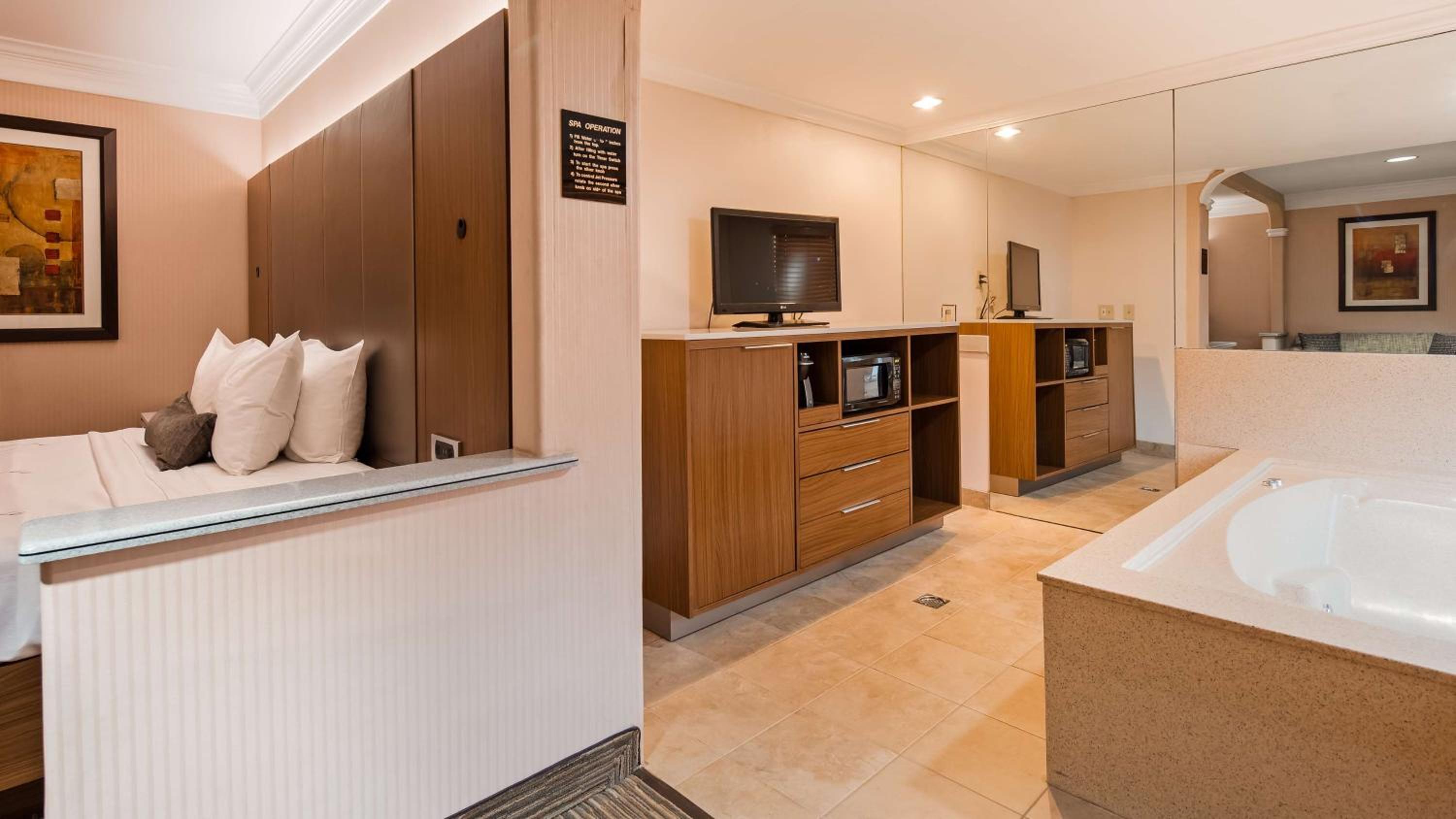 Larger King Room with Hot Tub - Non-Smoking - Photo 3