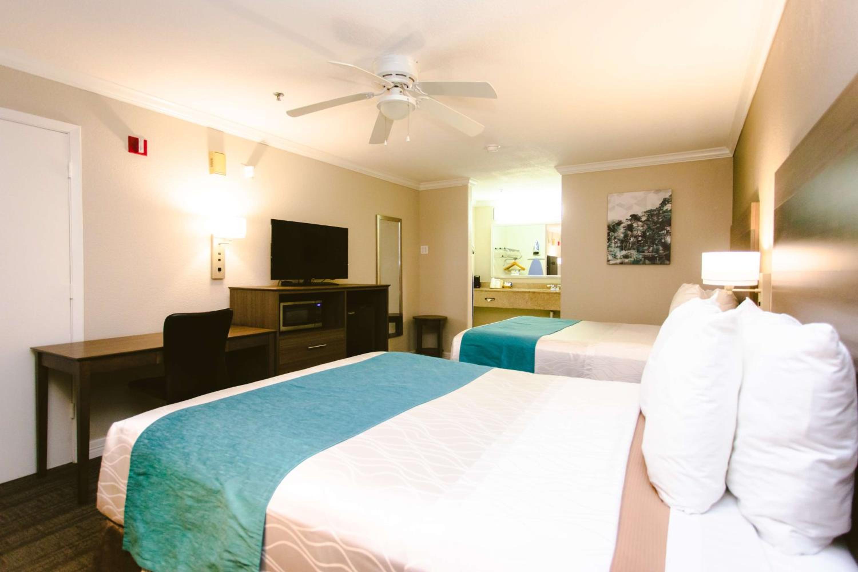 Queen Room with Two Queen Beds - Smoking photo 3