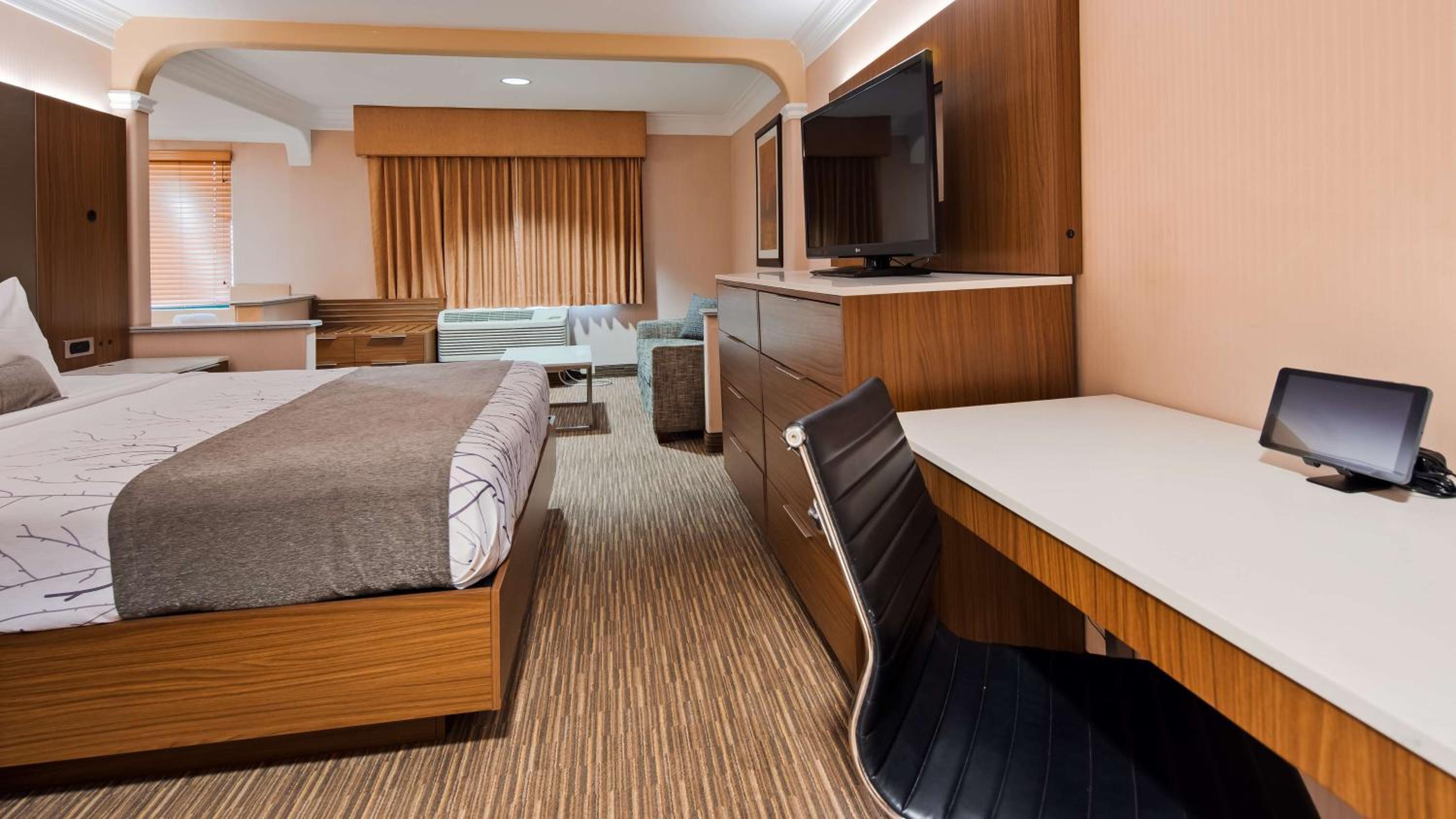 King Room - Non-Smoking - Photo 6