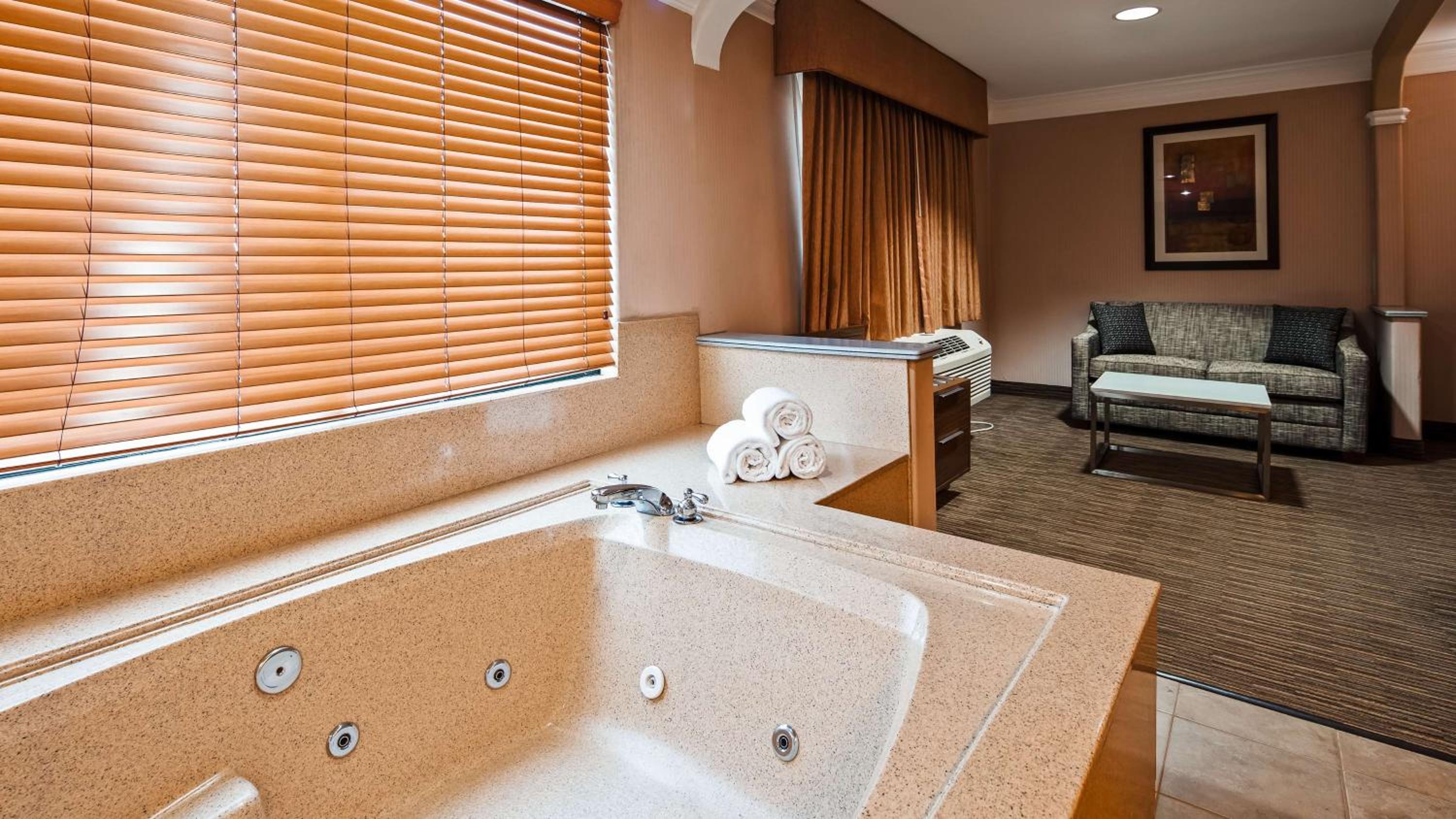 Larger King Room with Hot Tub - Non-Smoking - Photo 5