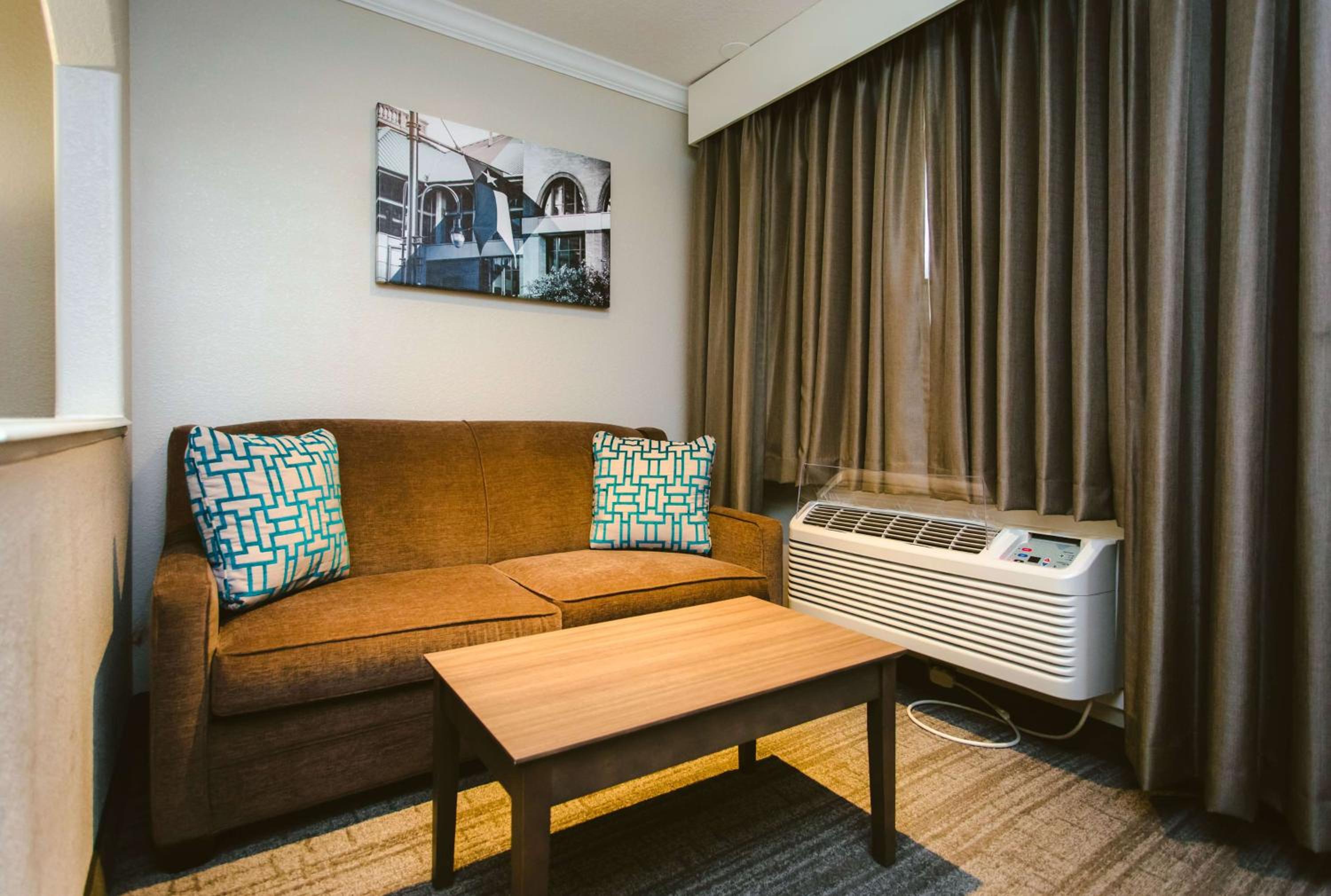 Deluxe King Room - Non-Smoking photo 3
