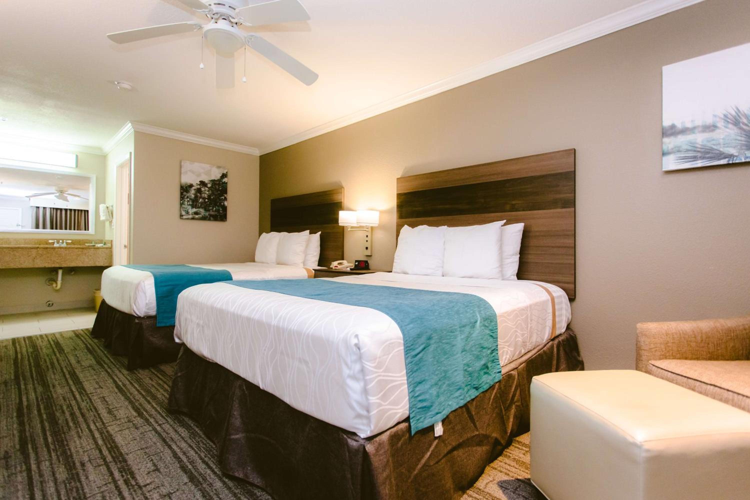 Queen Room with Two Queen Beds - Smoking photo 1