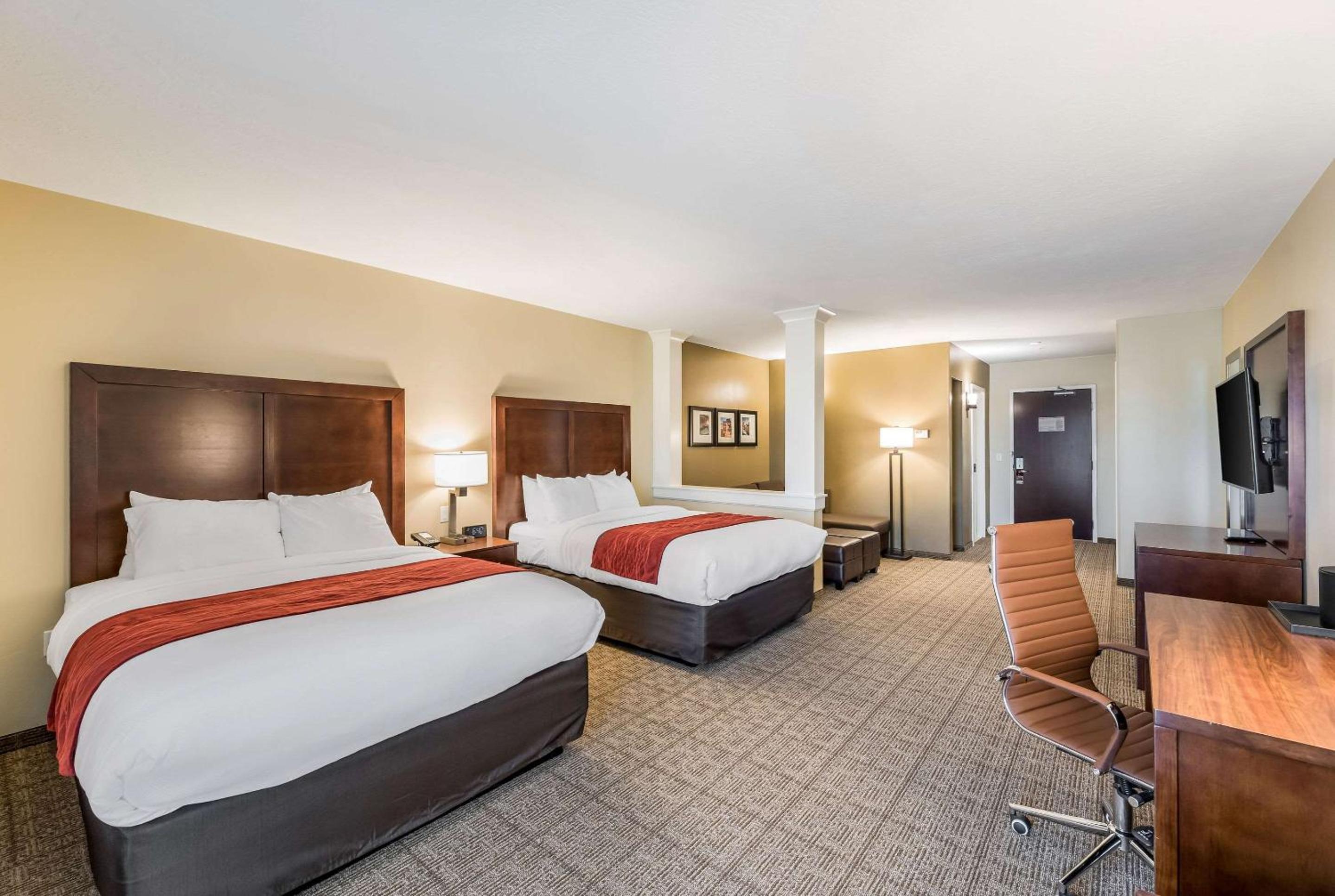 Queen Suite with Two Queen Beds and Sofa Bed - Non-Smoking - Photo 1