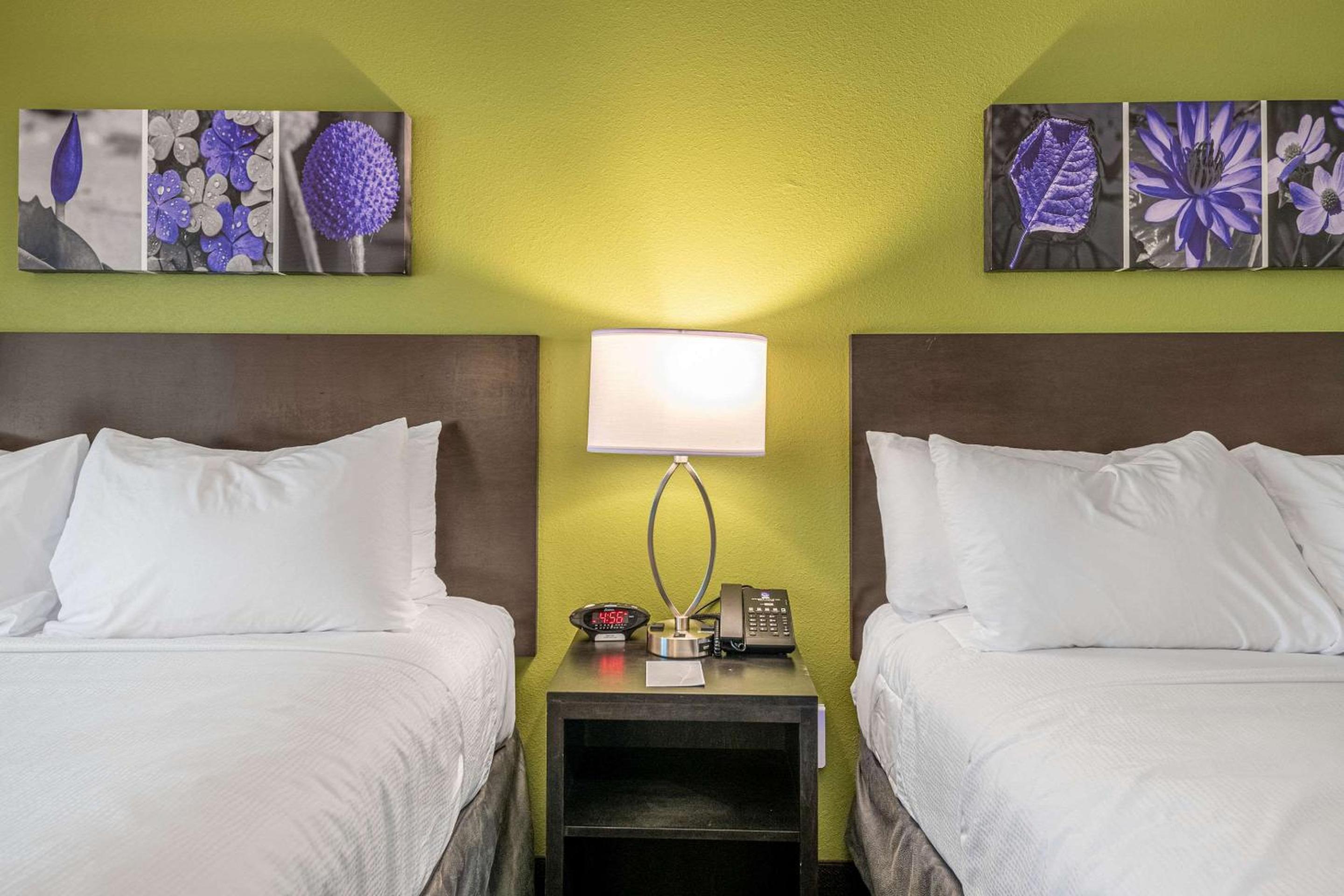 Queen Room with Two Queen Beds - Non-Smoking - Photo 3