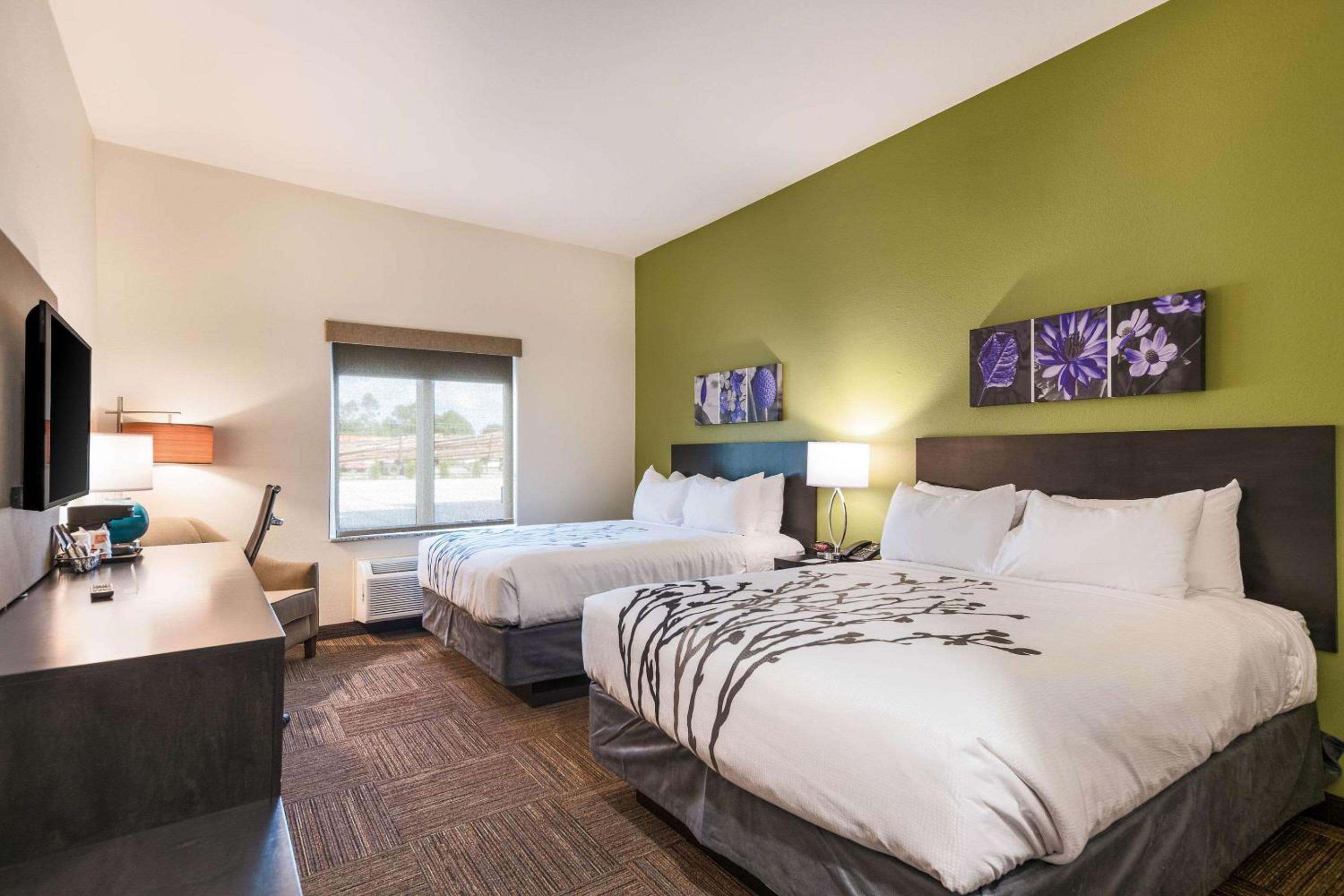 Queen Room with Two Queen Beds - Non-Smoking - Photo 1