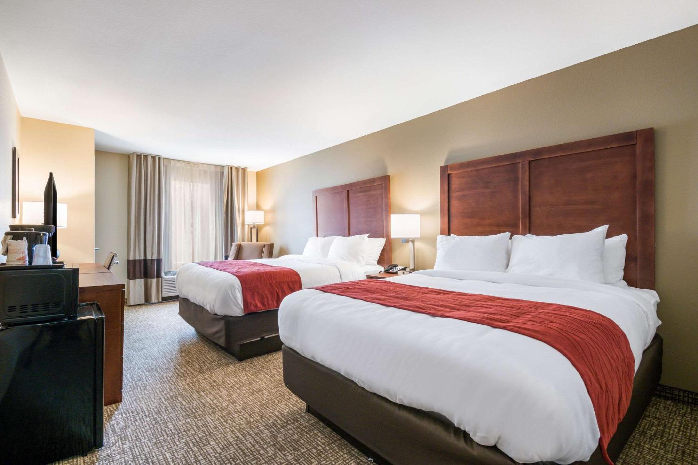 Queen Room with Two Queen Beds - Non-Smoking - Photo 4