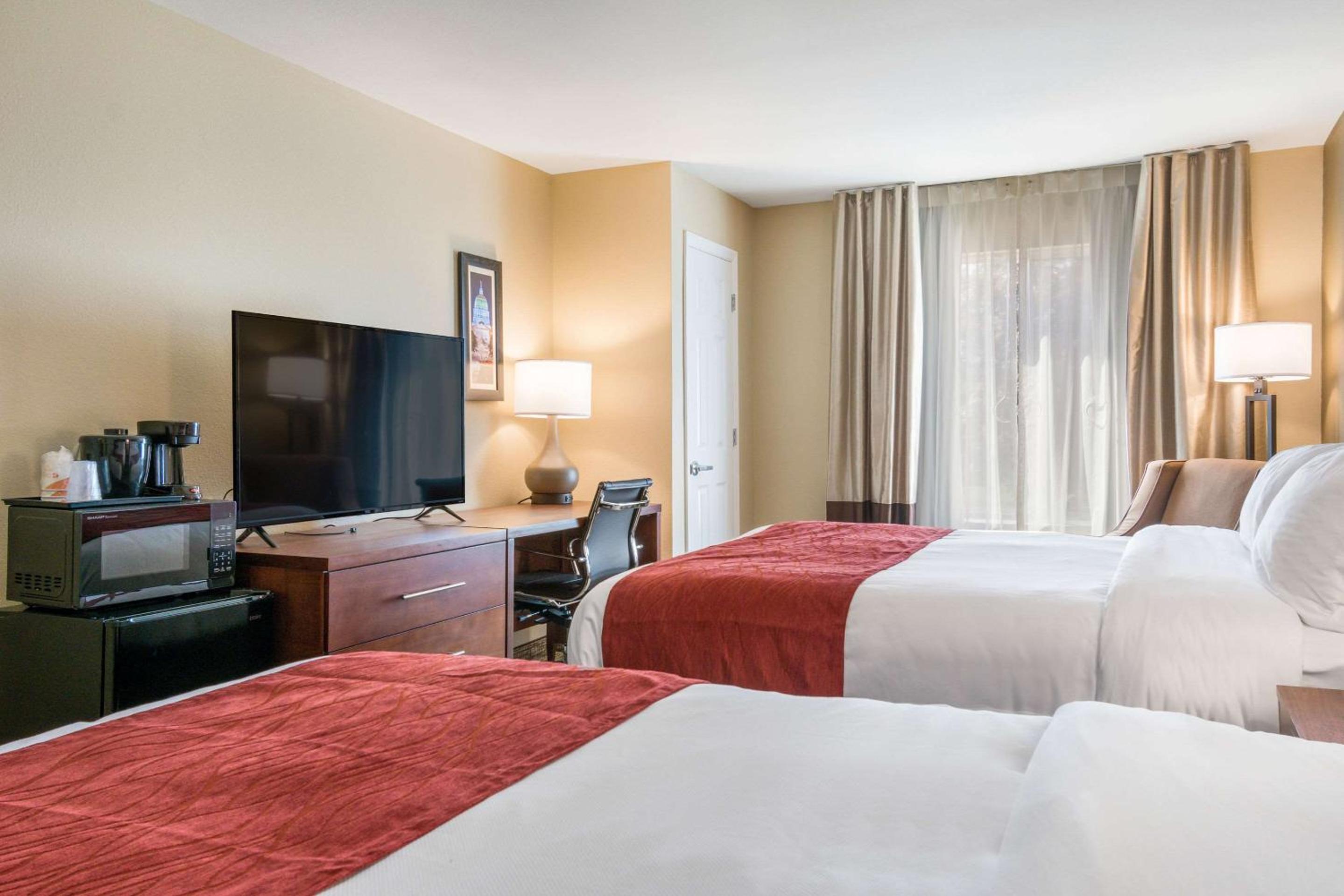 Queen Room with Two Queen Beds - Non Smoking - Photo 3