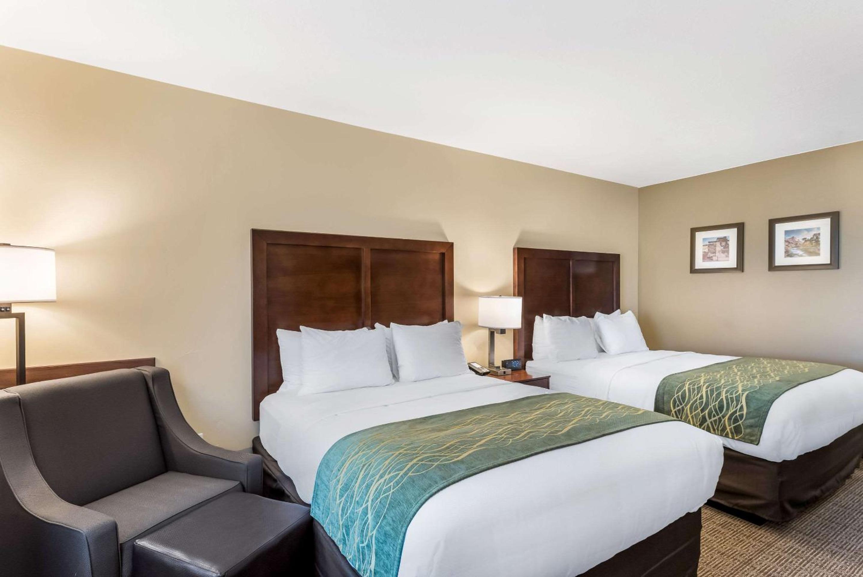 Standard Queen Room with Two Queen Beds - Non-Smoking - Photo 2