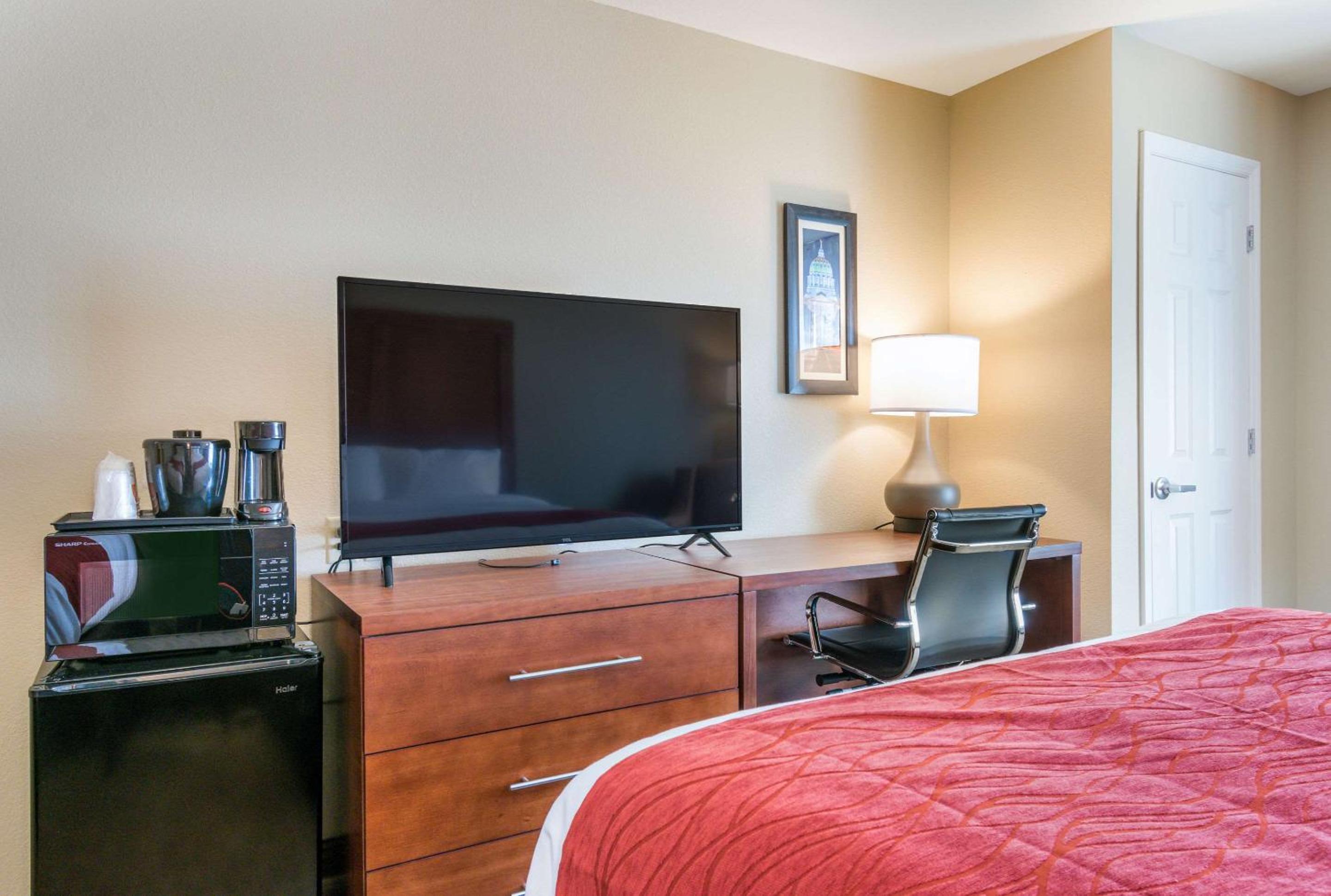 Queen Room with Two Queen Beds - Non-Smoking - Photo 1