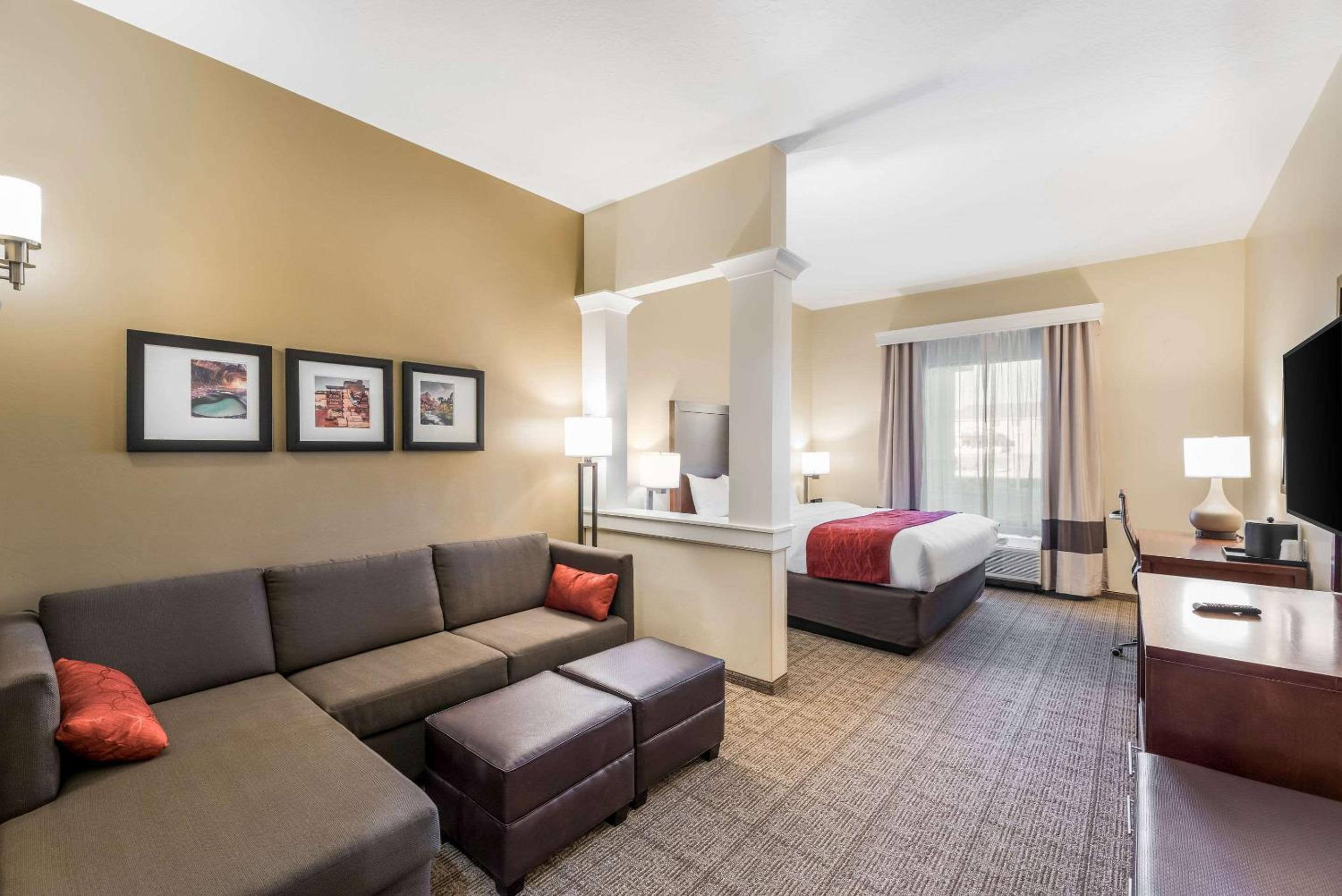 King Suite - Non-Smoking - Photo 4