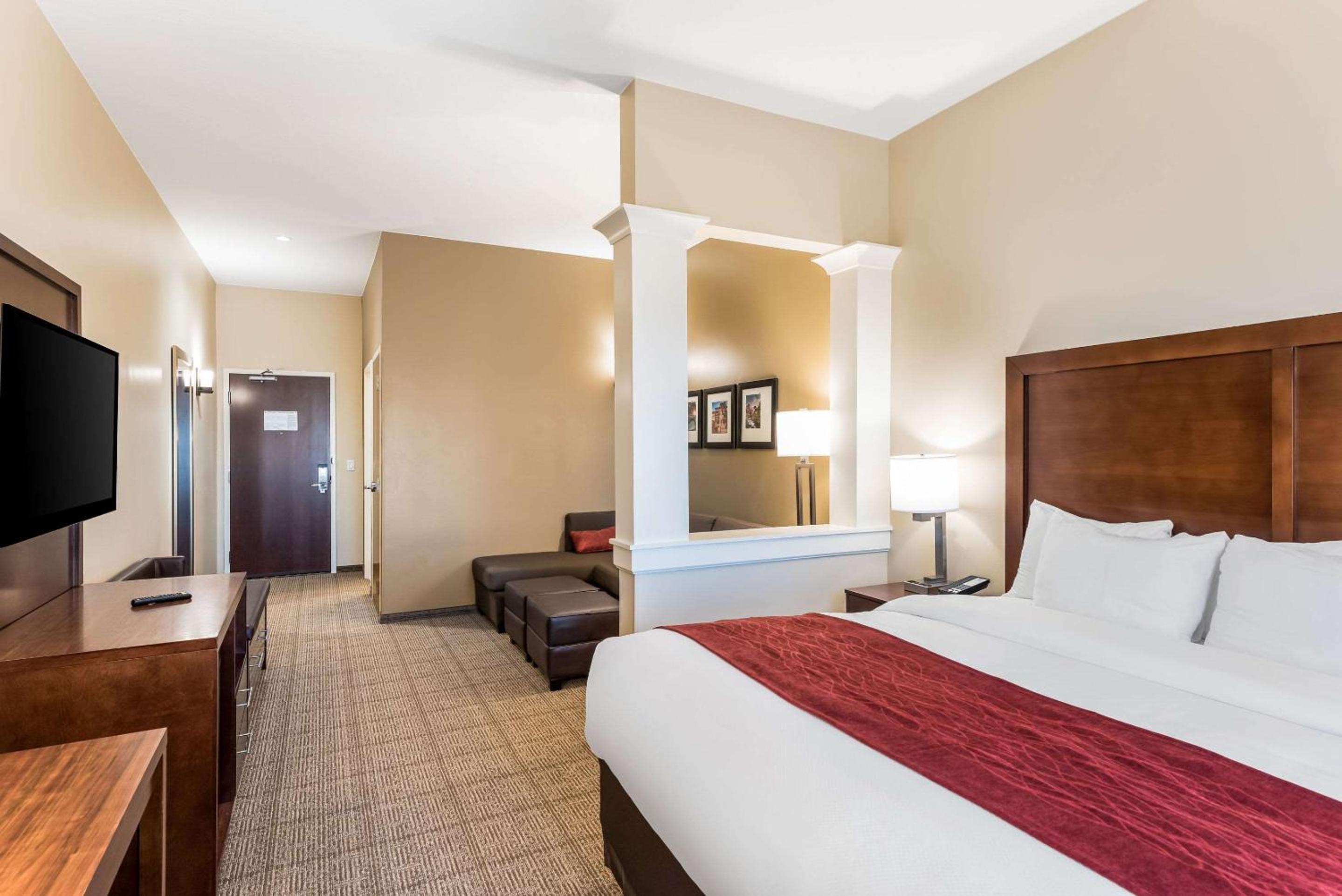 King Suite - Non-Smoking - Photo 3