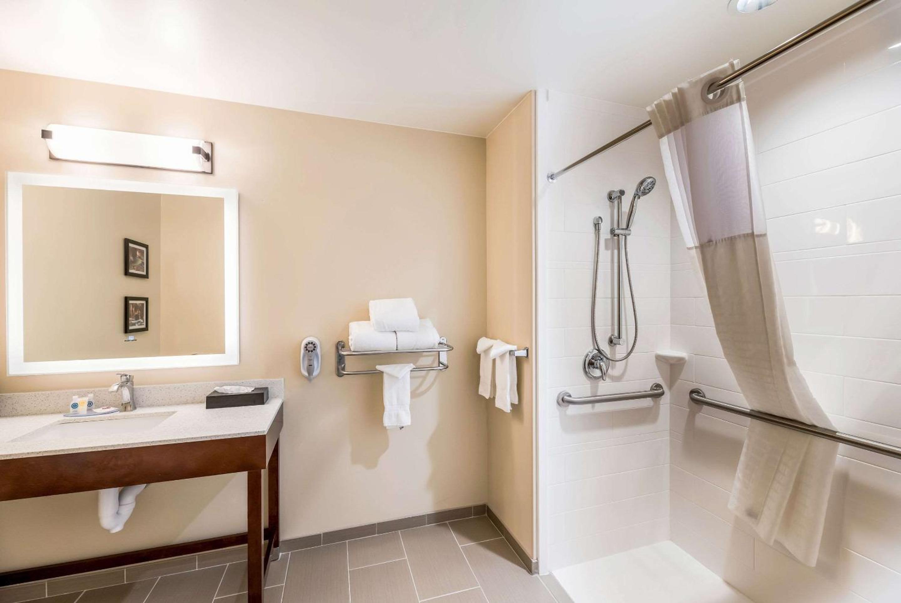 King Room - Accessible/Non-Smoking - Photo 2