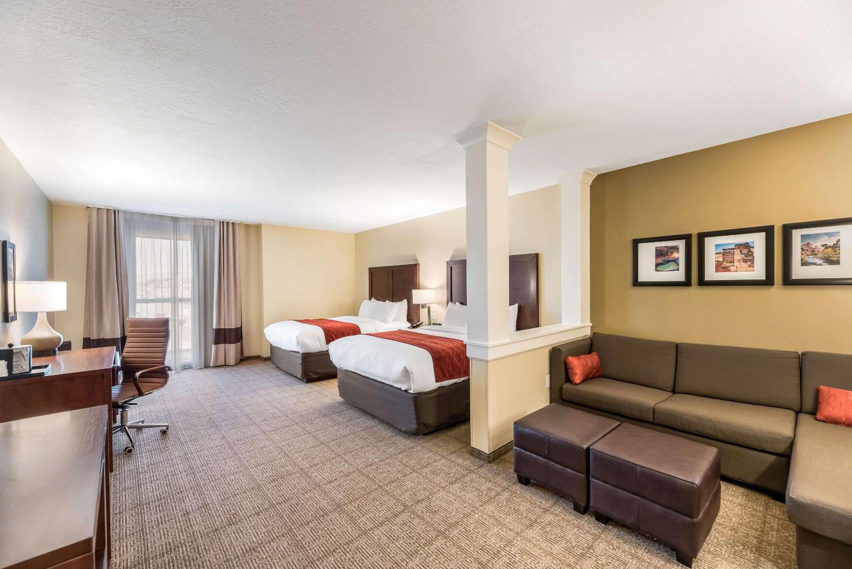 Queen Suite with Two Queen Beds and Sofa Bed - Non-Smoking - Photo 2