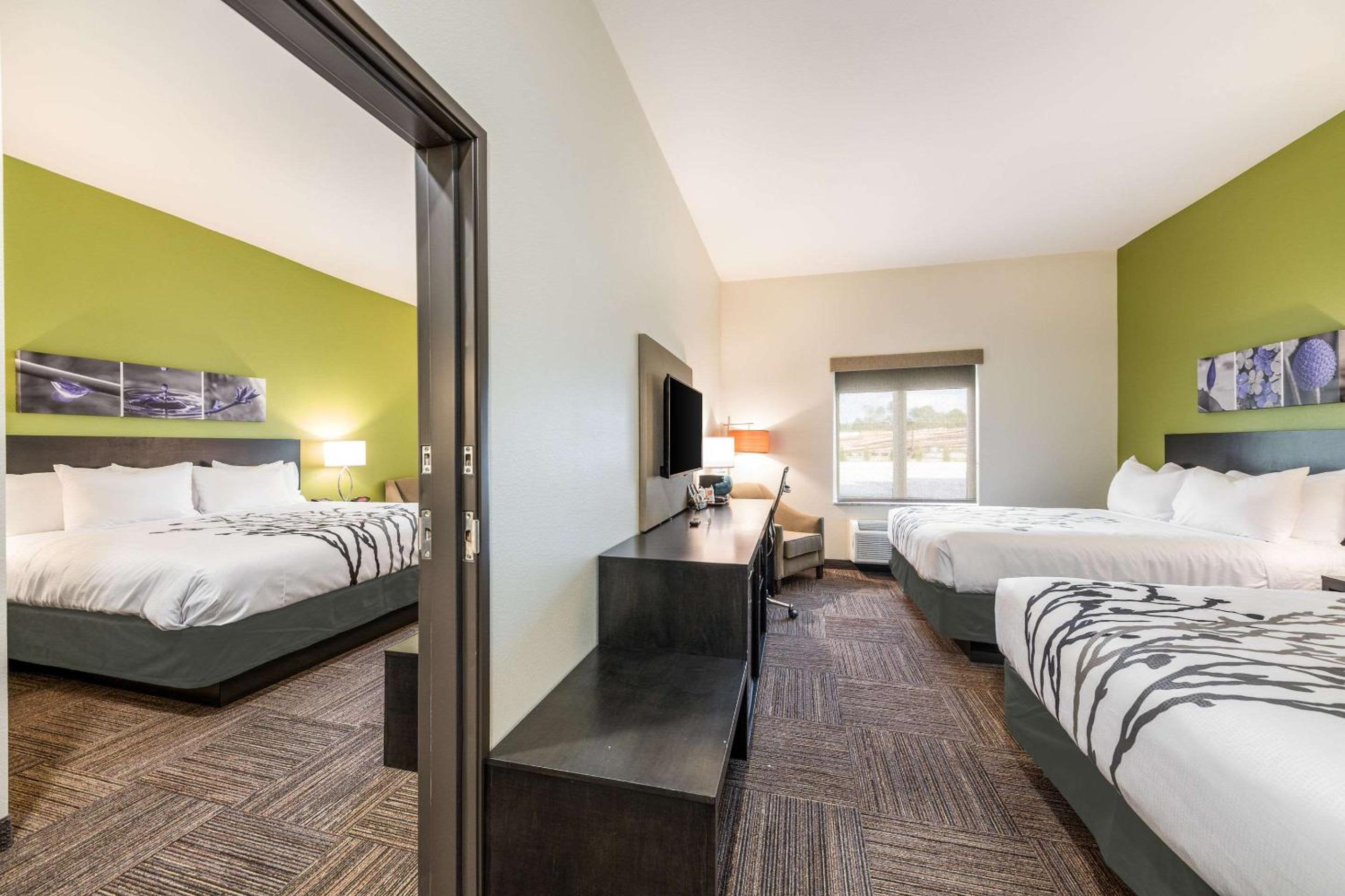 Queen Room with Two Queen Beds - Accessible/Non-Smoking  - Photo 2