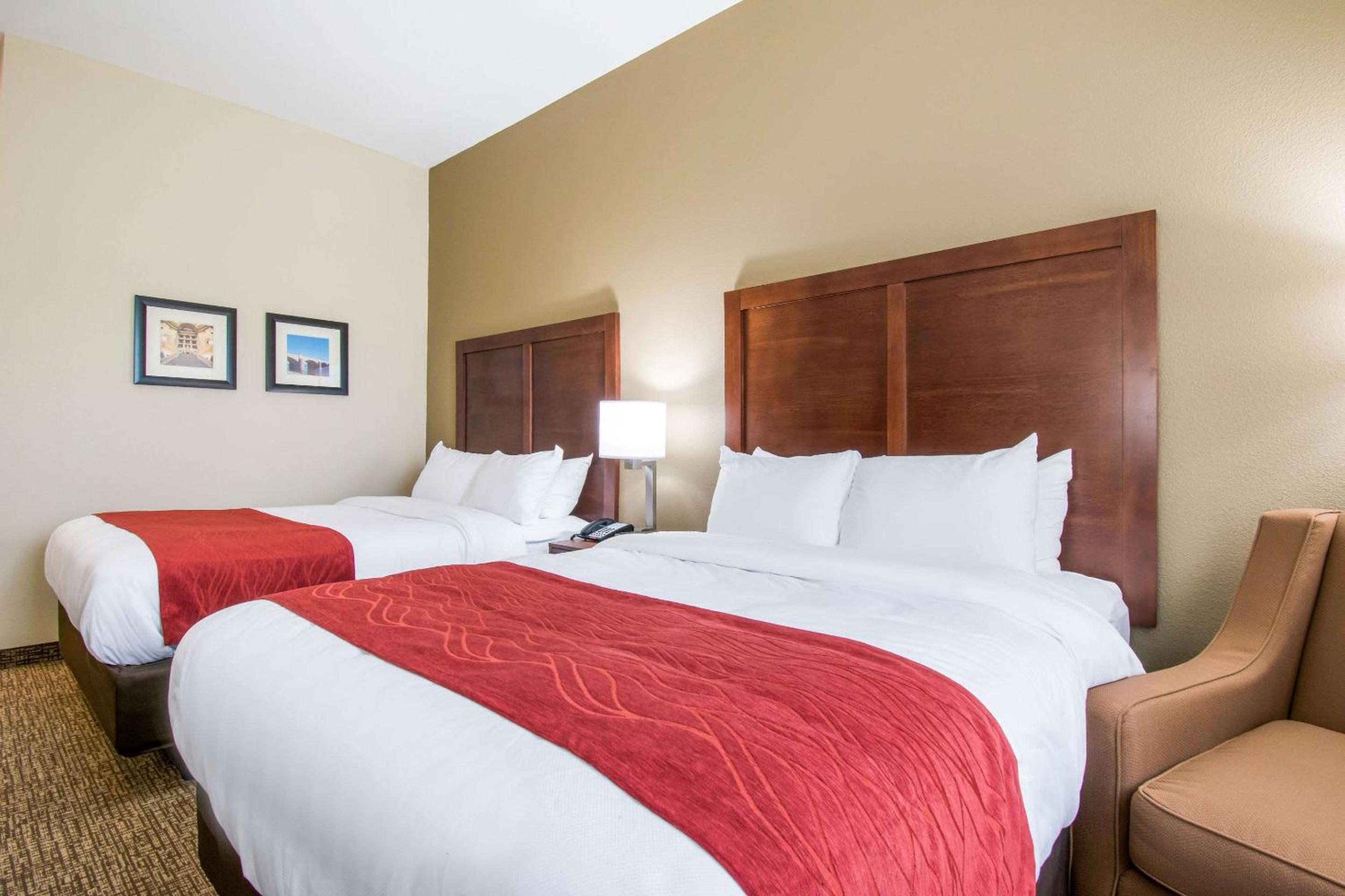 Queen Room with Two Queen Beds - Non-Smoking - Photo 2