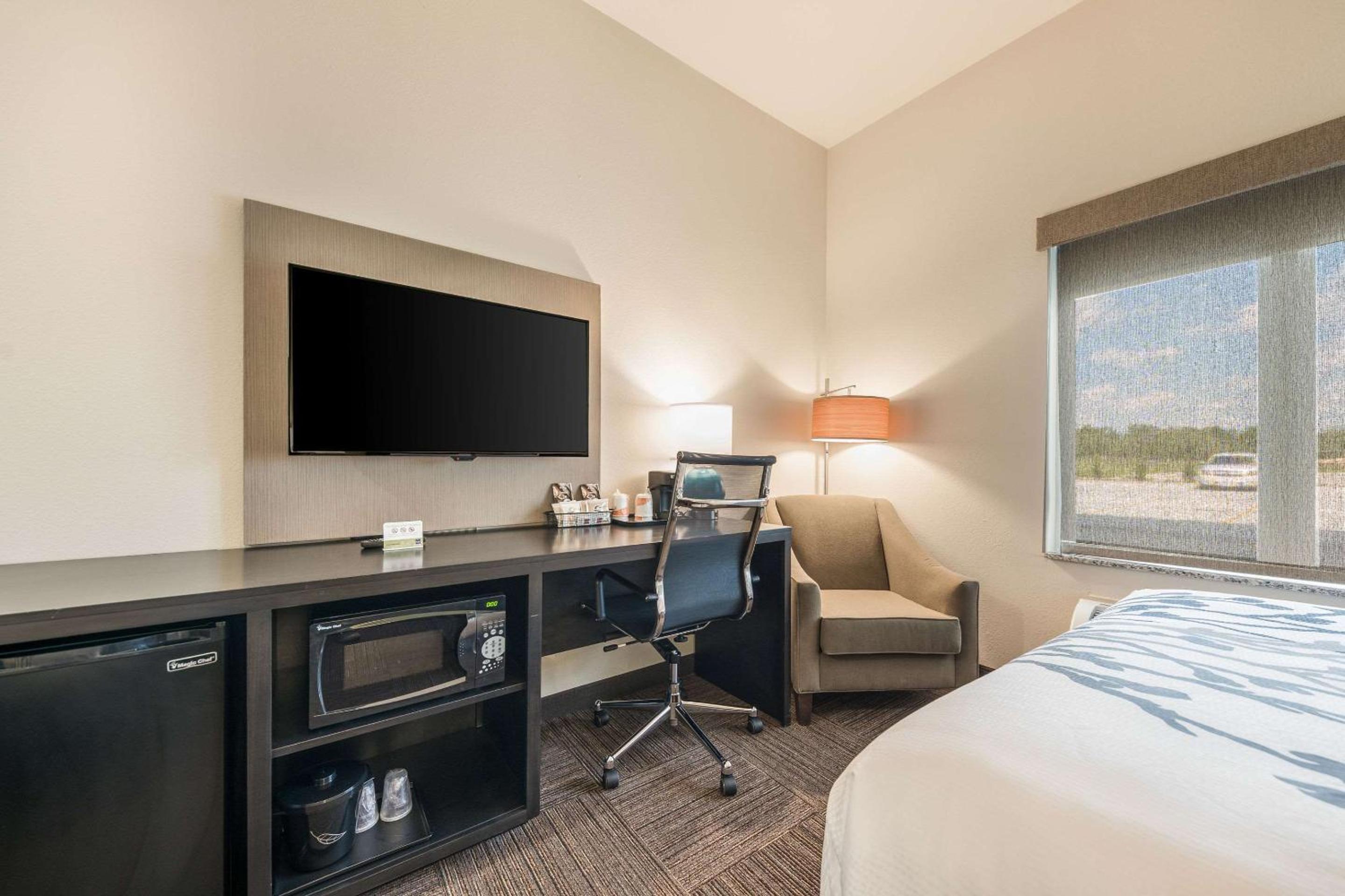 Queen Room with Two Queen Beds - Non-Smoking - Photo 4