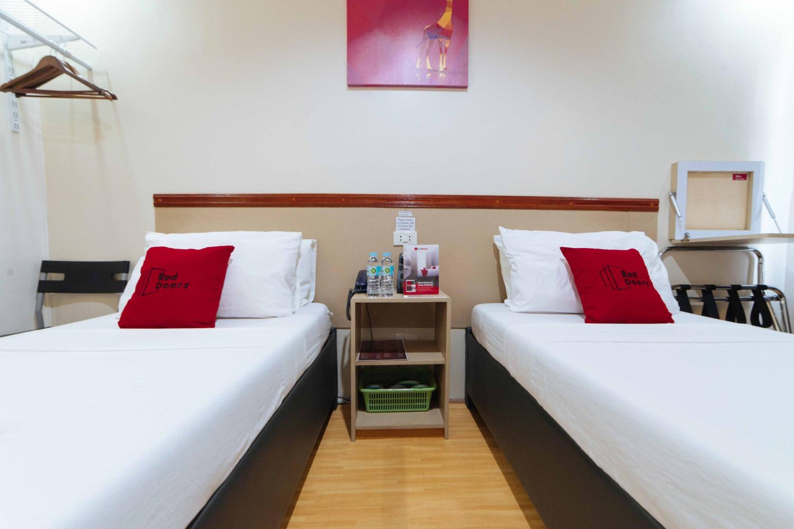 Standard Twin Room - Photo 5