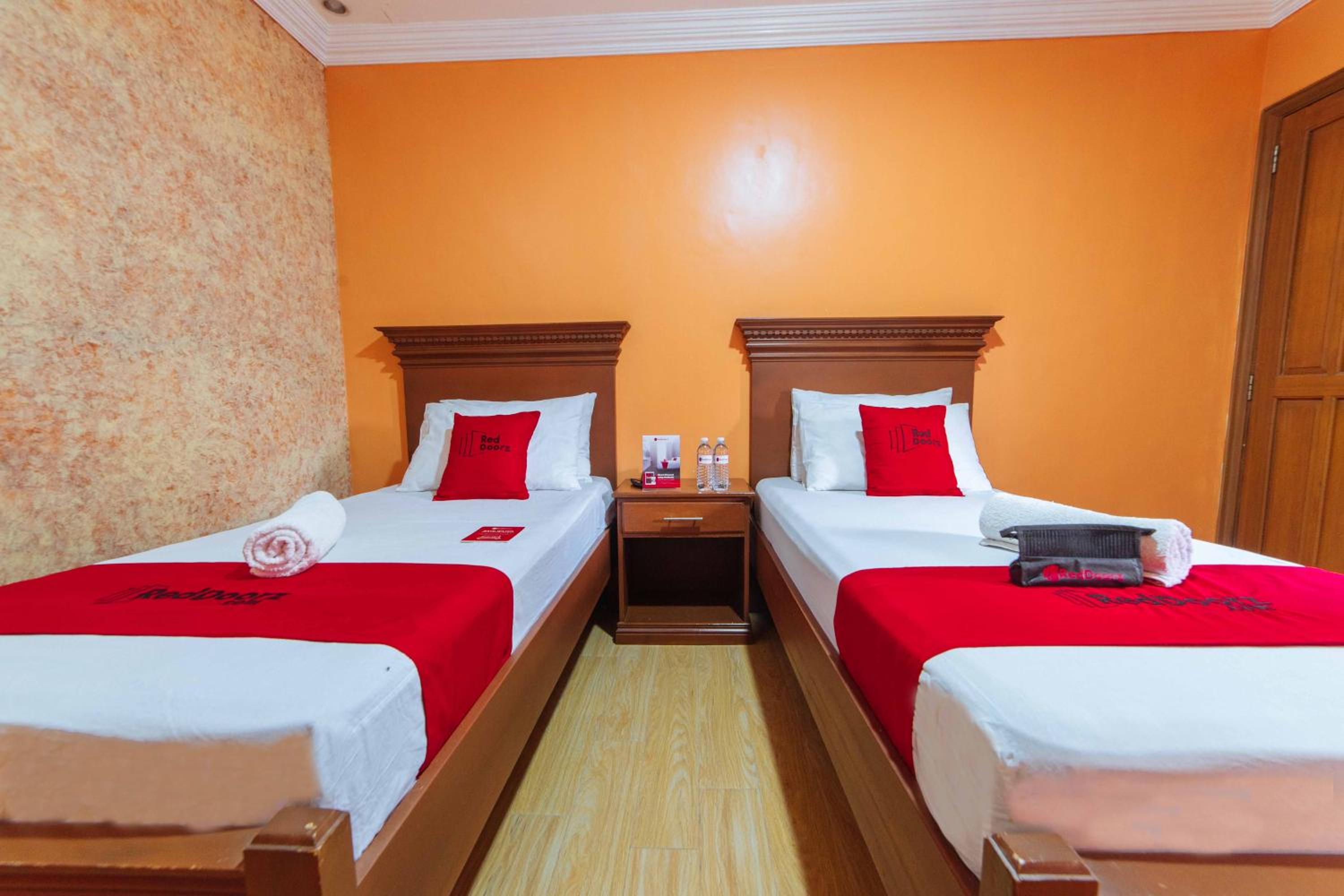 Standard Twin Room - Photo 5
