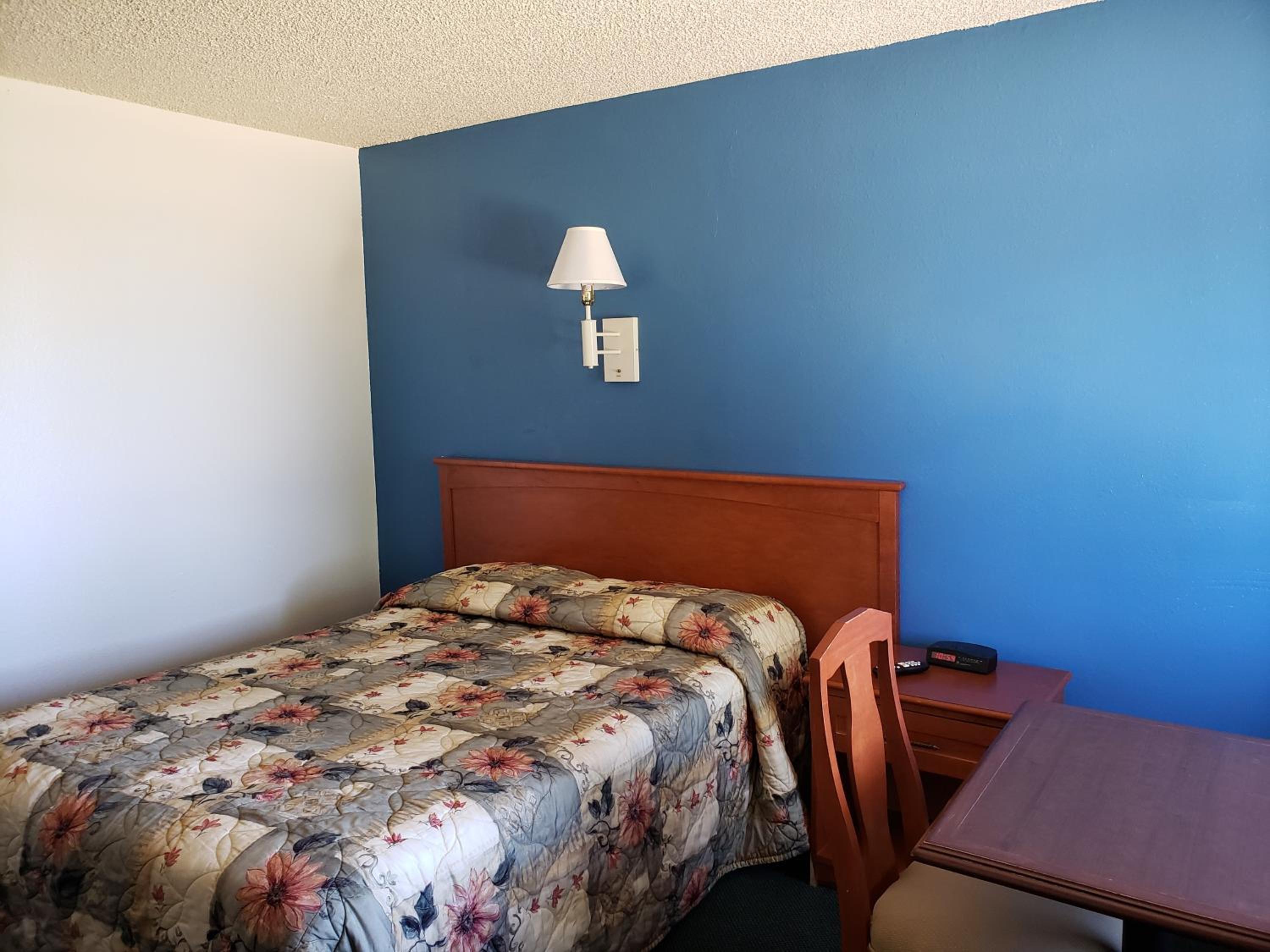 Standard Queen Room - Non-Smoking photo 1