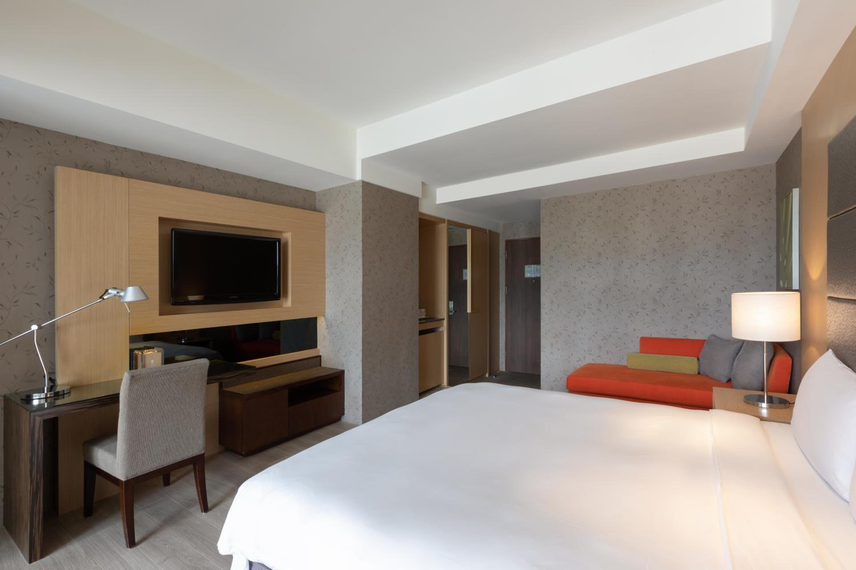 Premier King Room with Mountain View - Photo 2