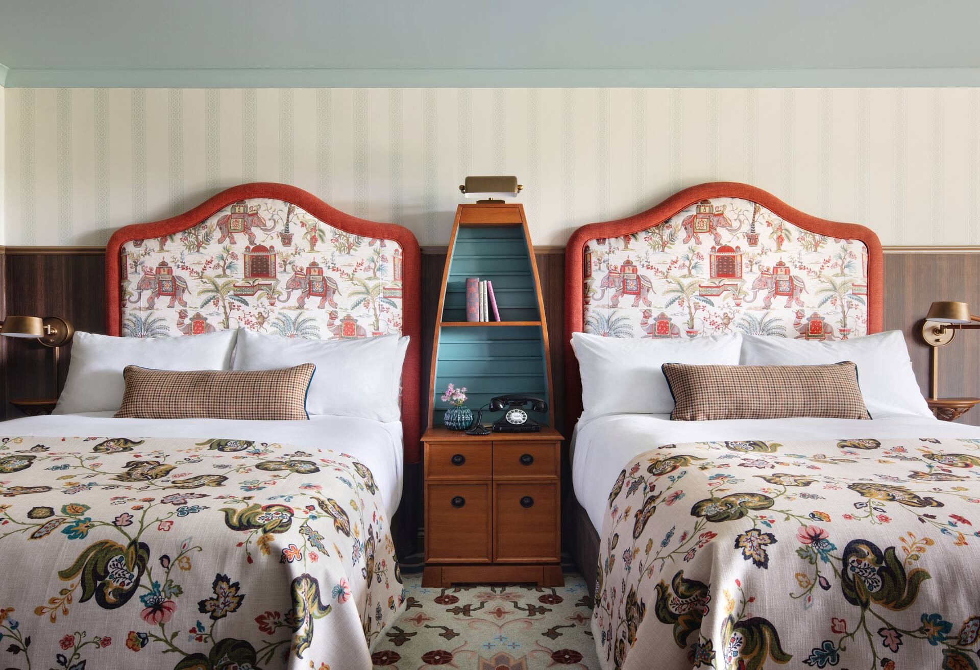 Two Double Beds Graduate Deluxe Room photo 3