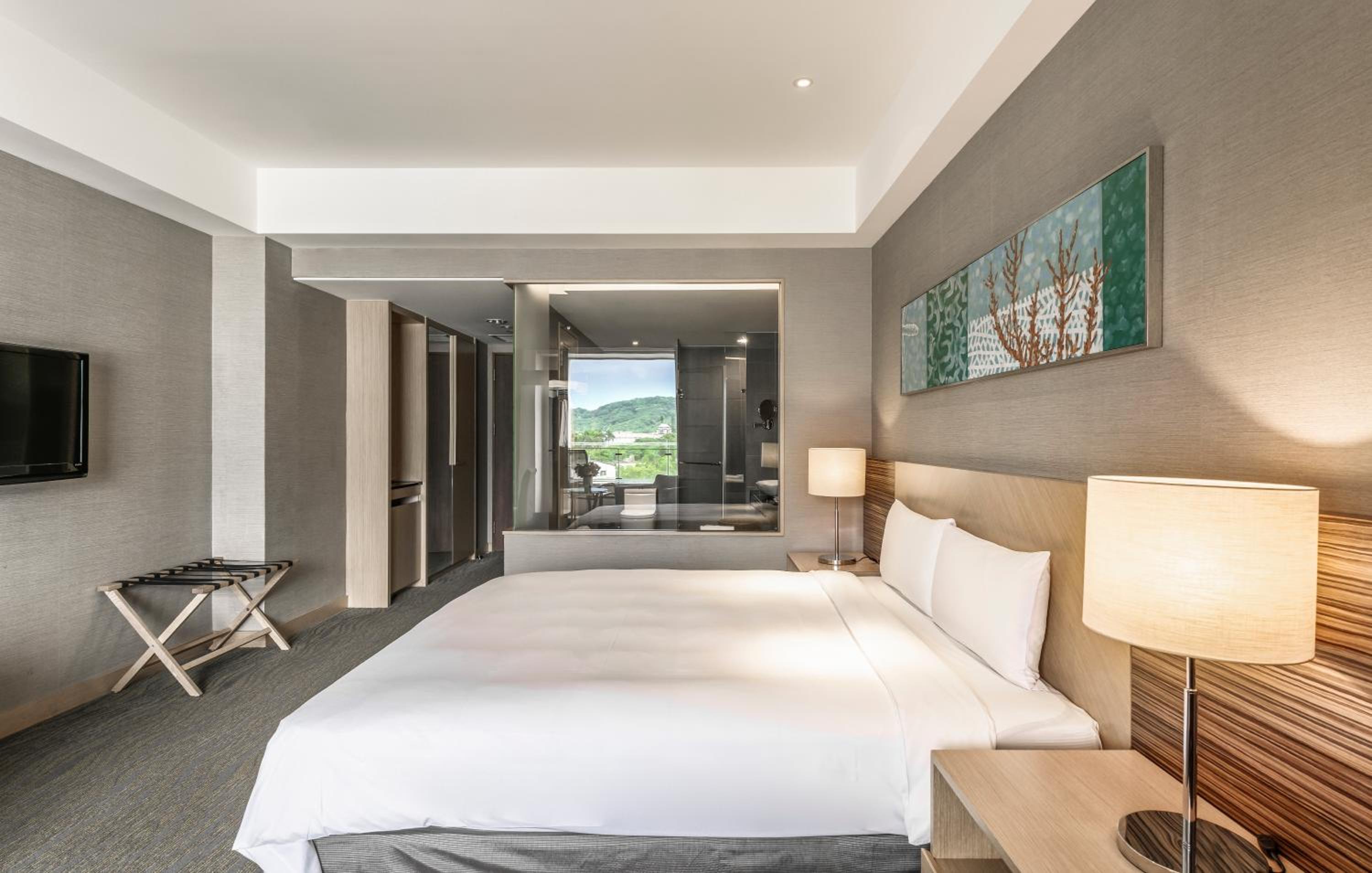 Deluxe King Room - Photo 2