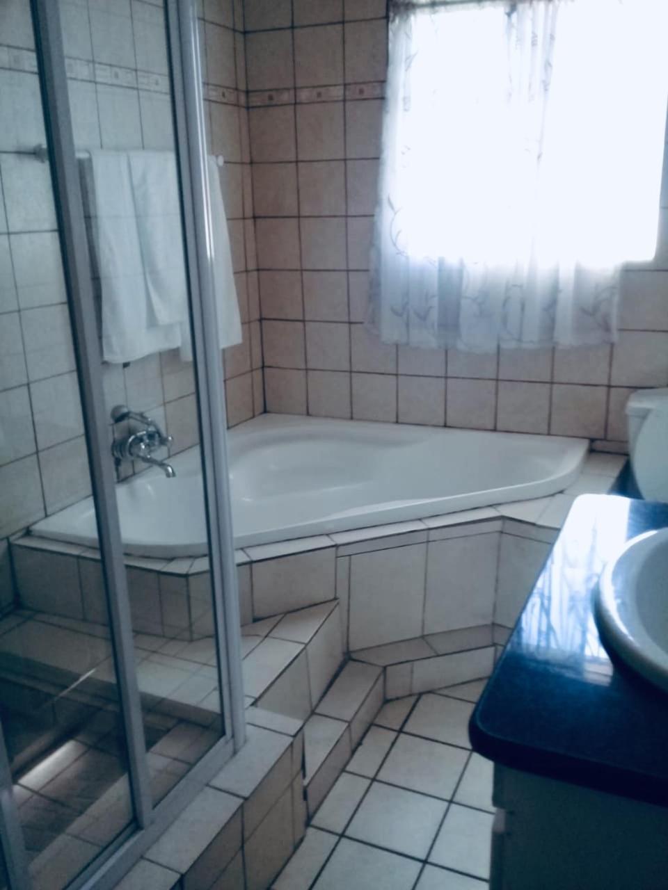 Standard Twin Room - Photo 2