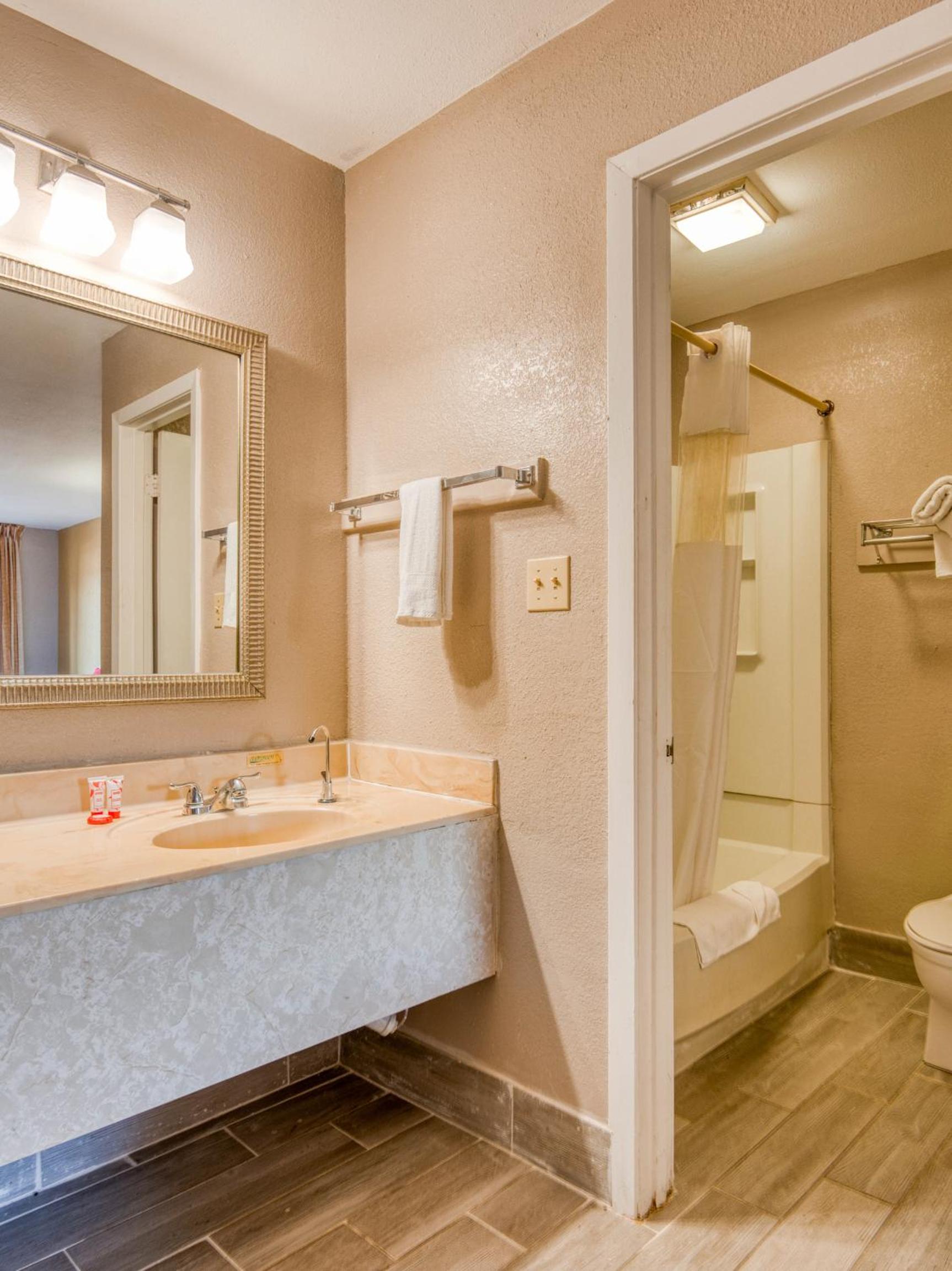 Quadruple Room - Non-Smoking - Photo 10