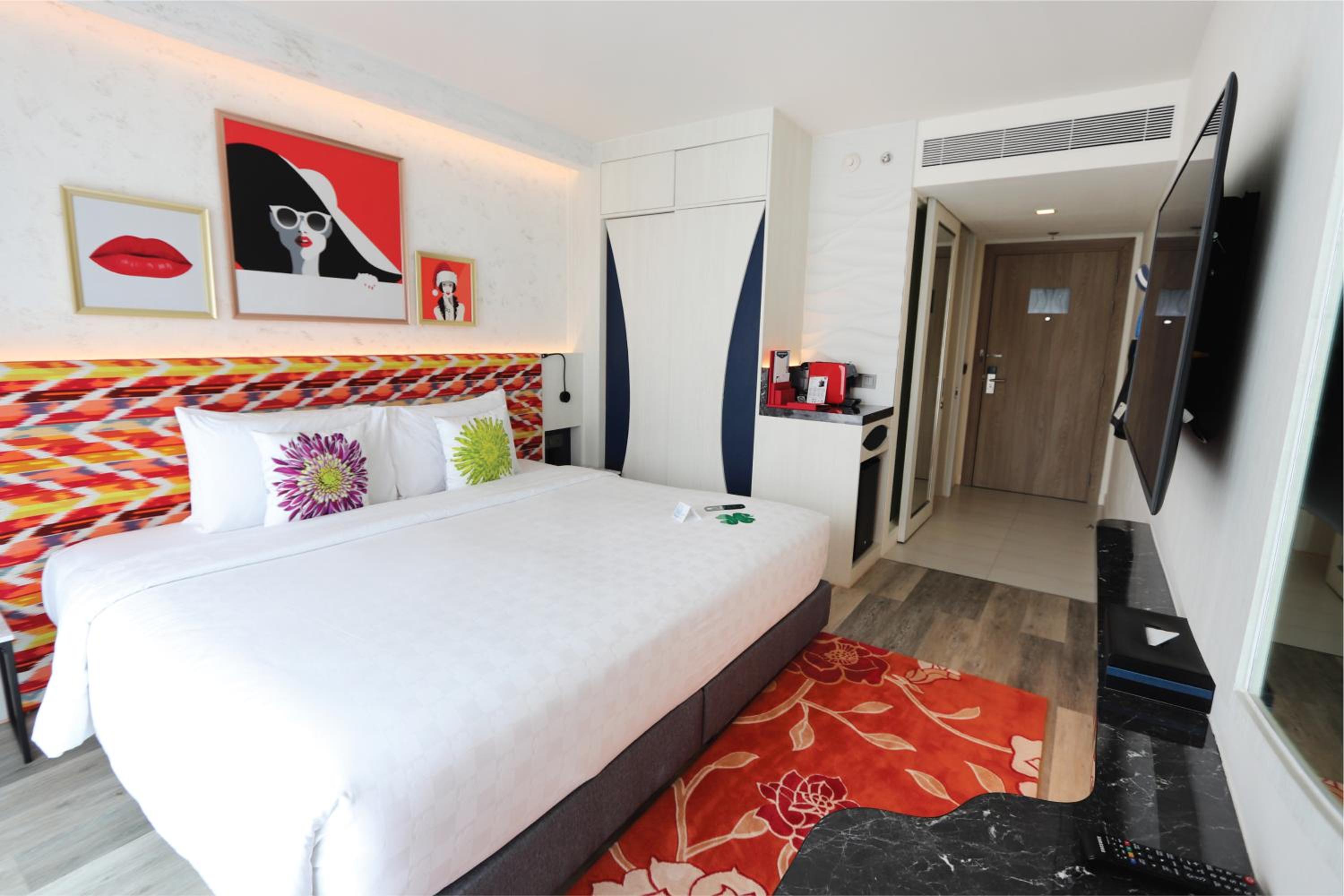 Premier Room with Balcony - Photo 6