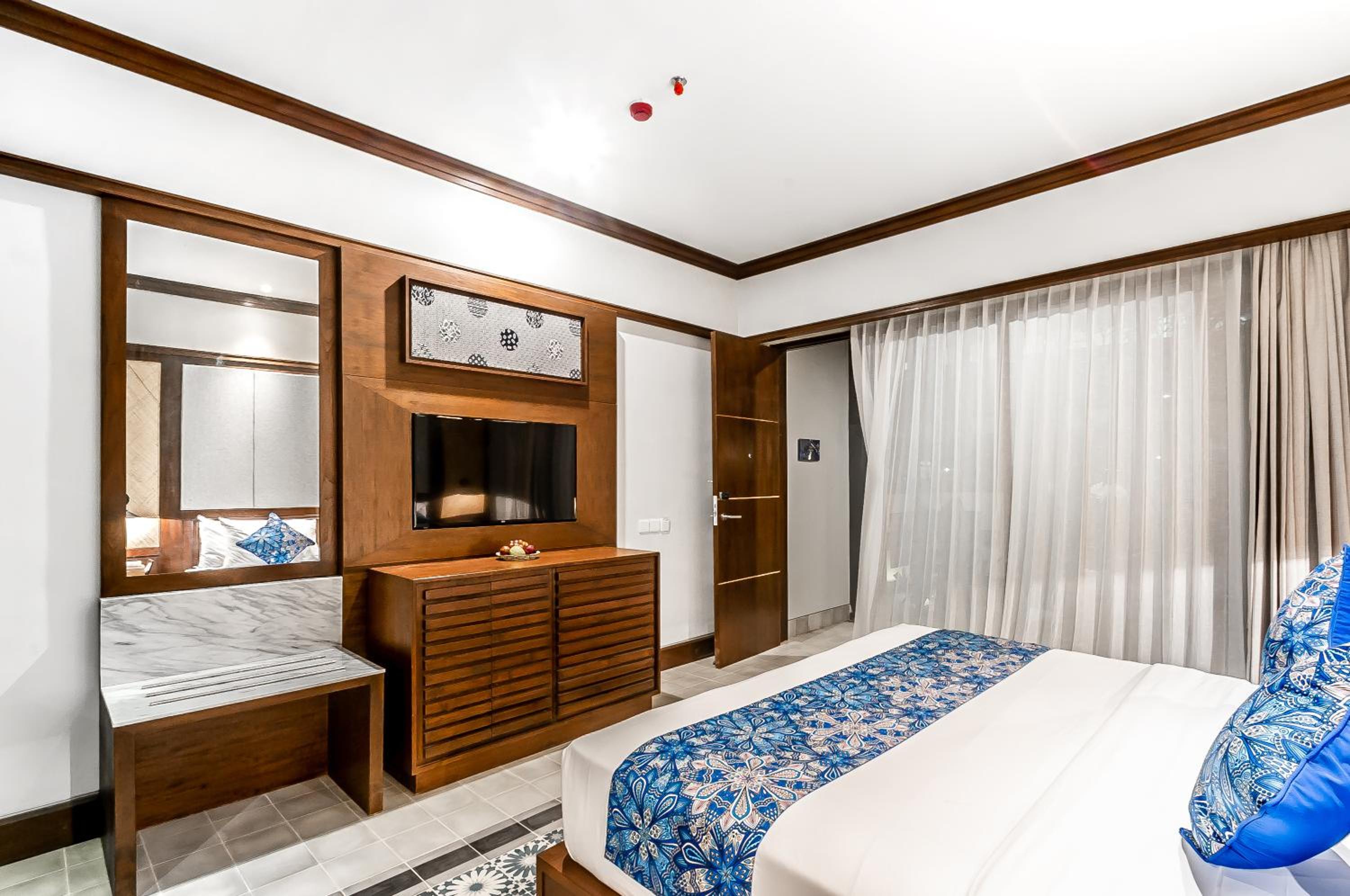 Deluxe Garden Double with Dolphin Tour and Shuttle Denpasar - Lovina - Denpasar