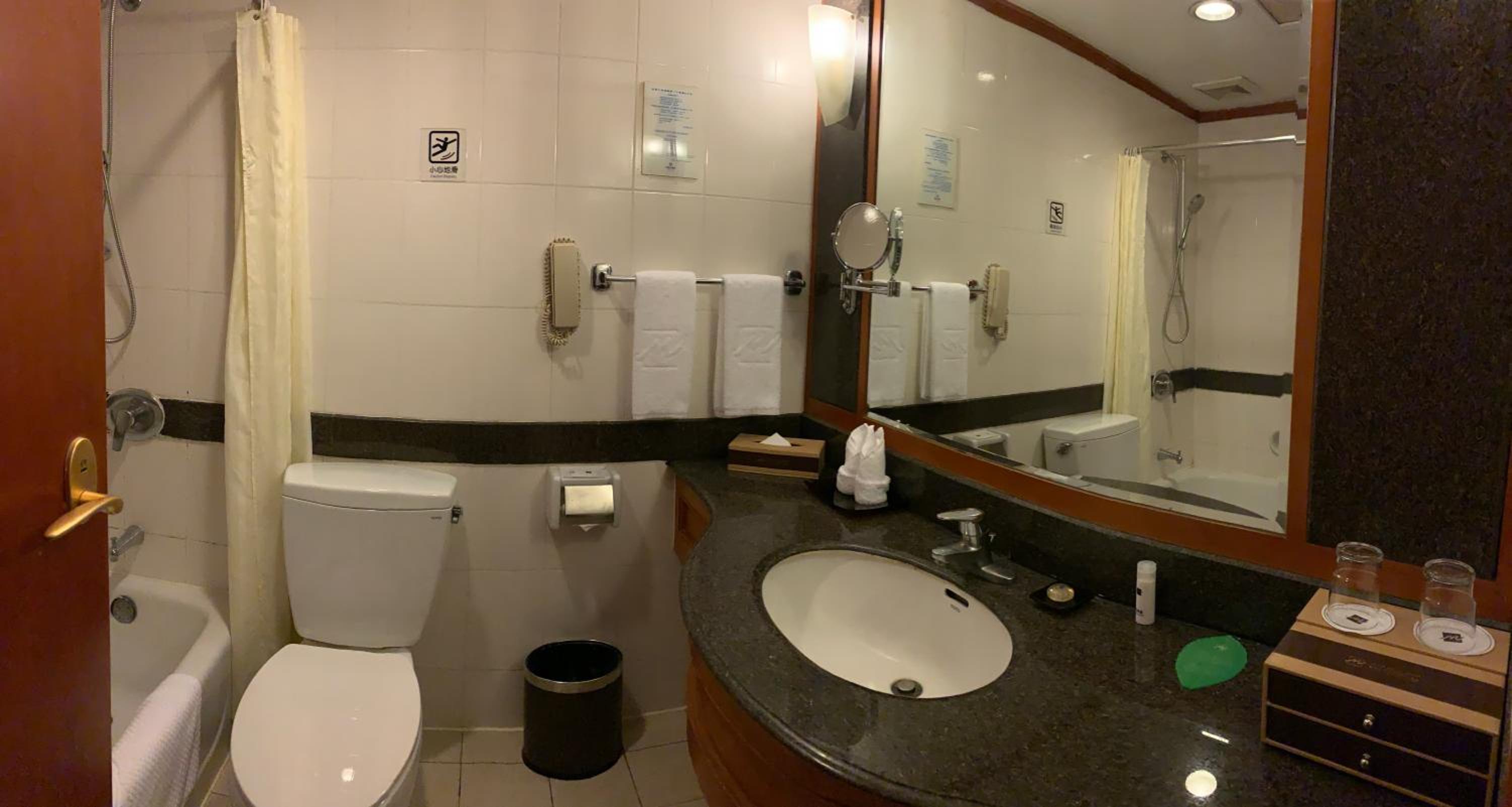 Superior Twin Room with City View photo 3