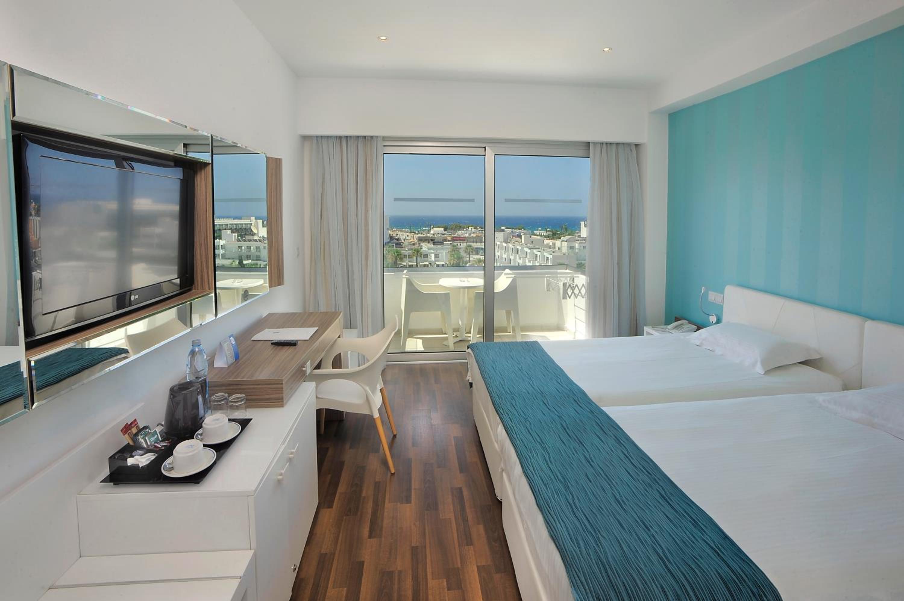 Superior Double or Twin room with Sea or Pool view - Photo 4