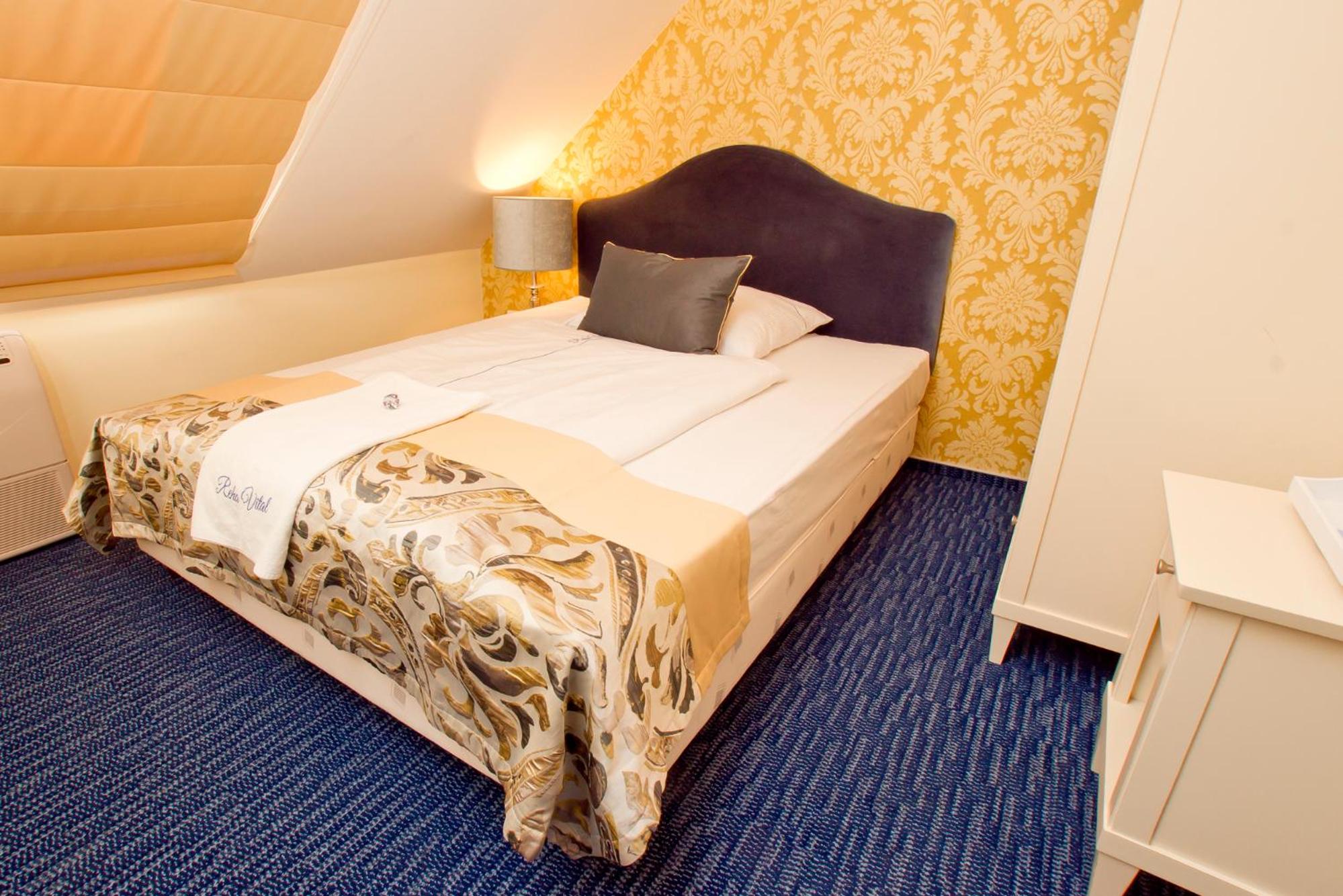 Classic Double Room with Shower - Photo 2