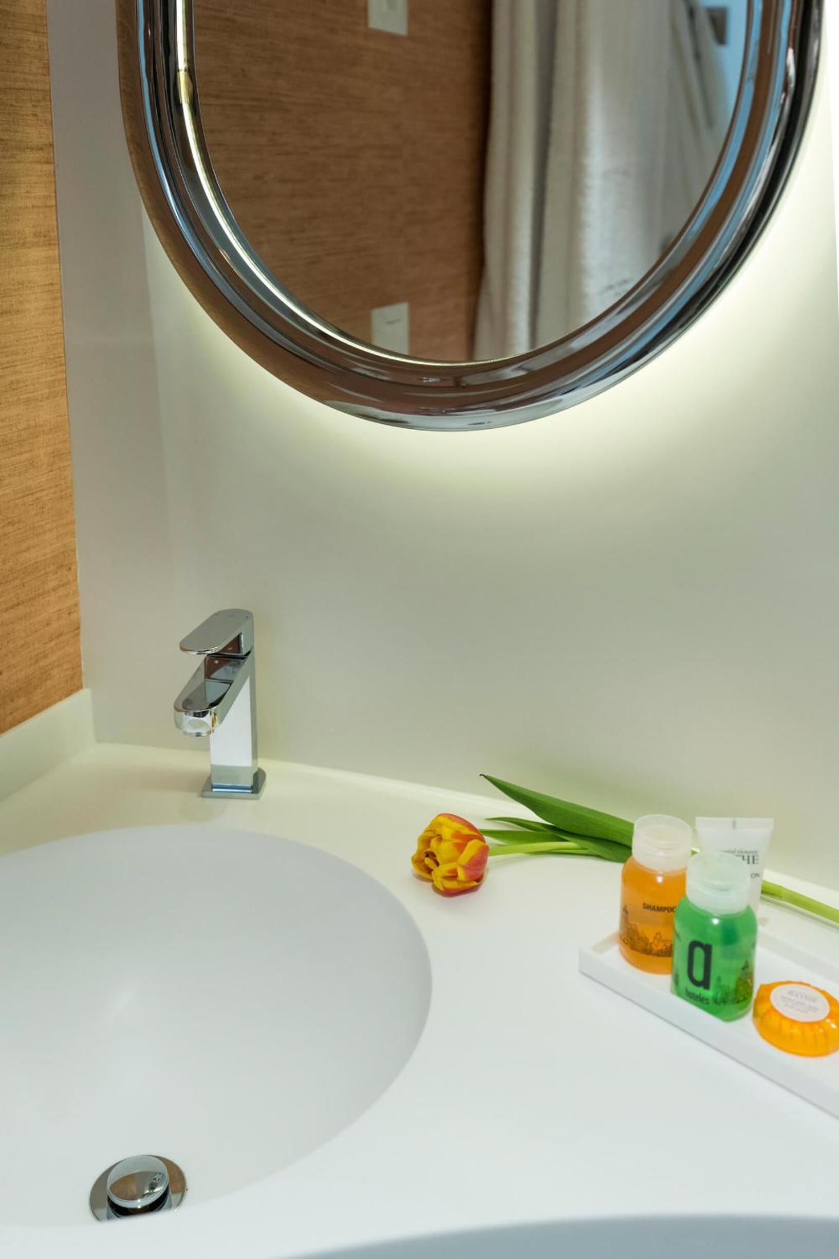 Junior Suite with City View - Photo 5