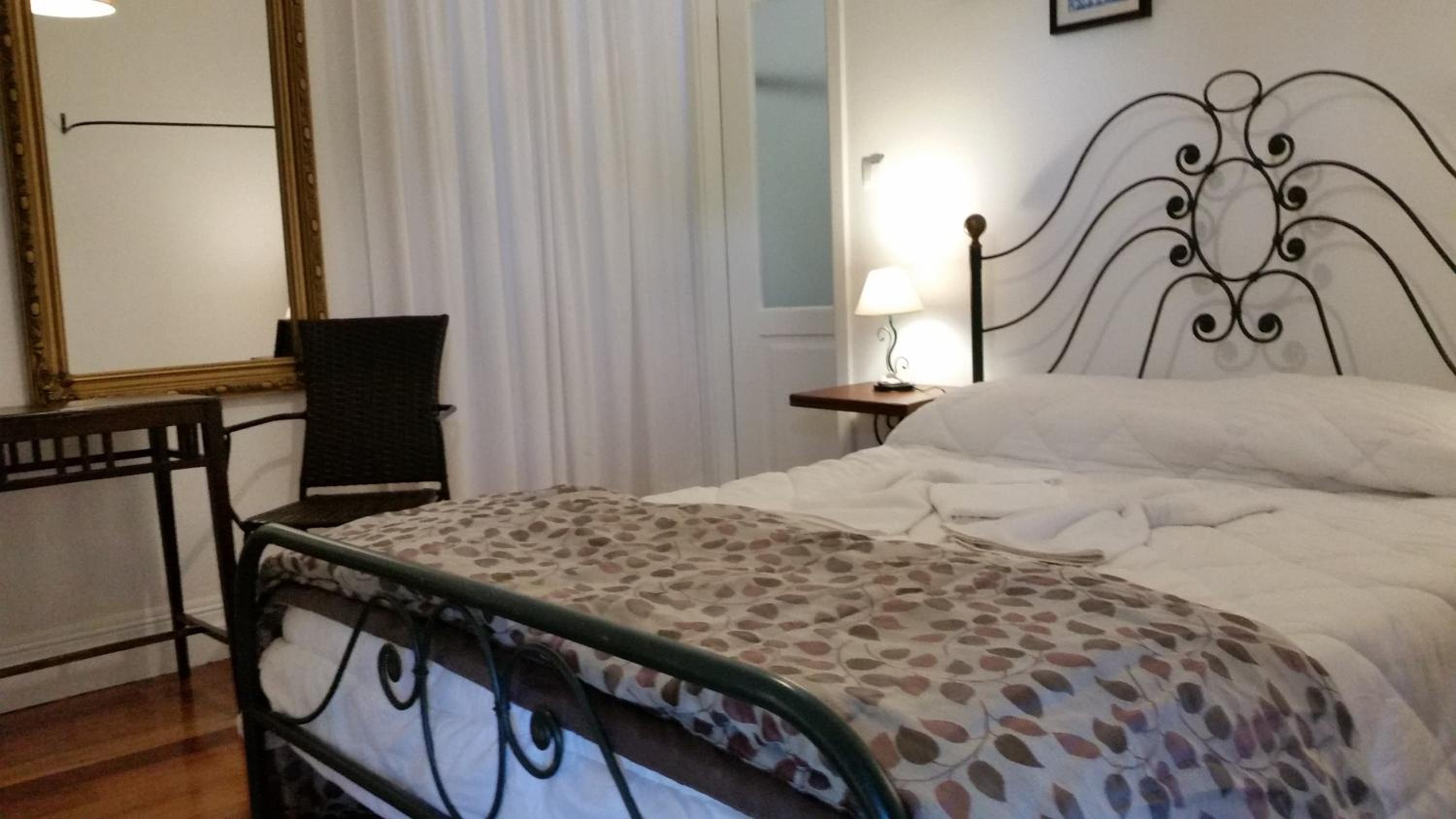 Double Room with Private Bathroom - Photo 8
