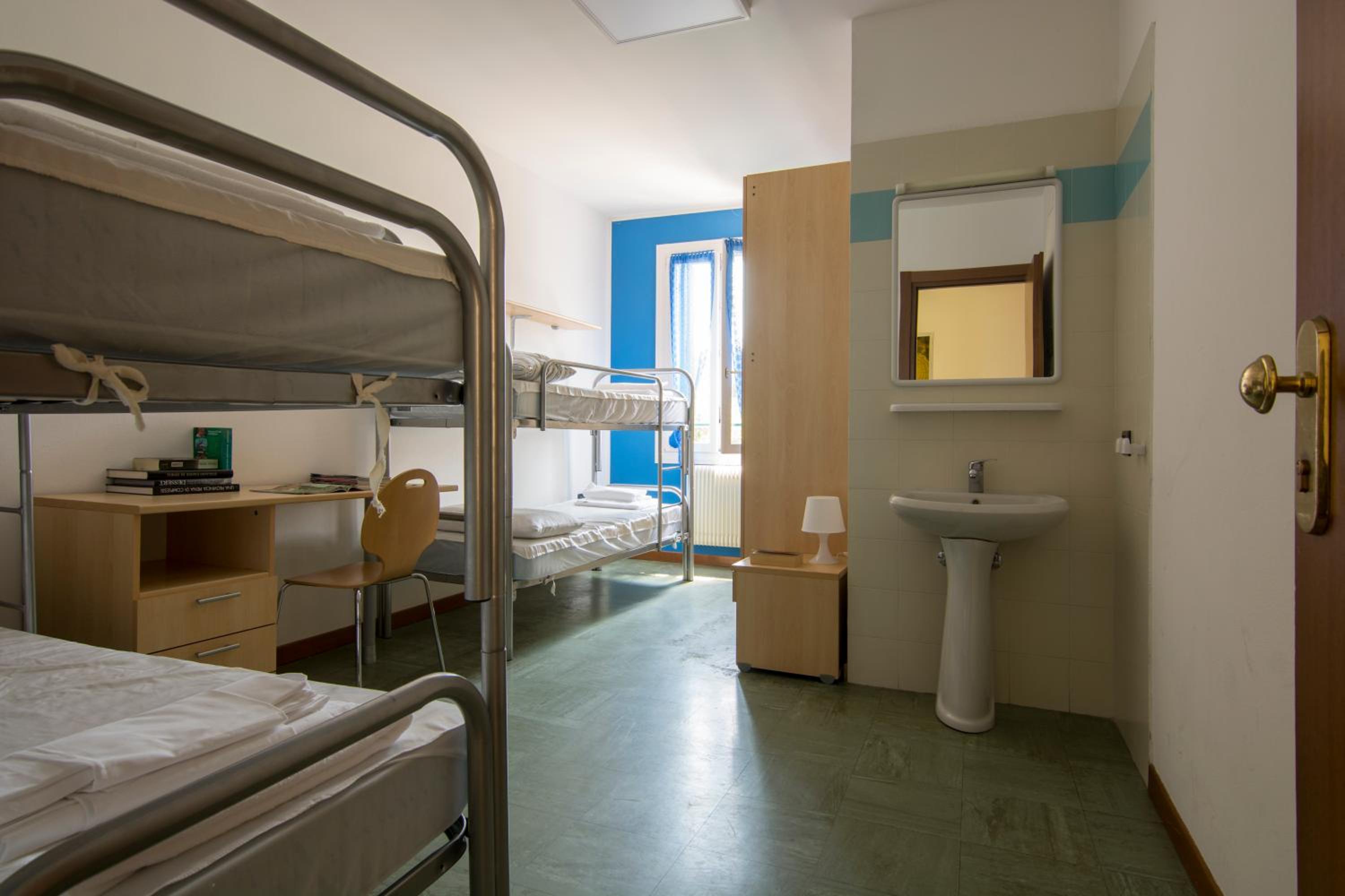 Quadruple Room with Shared Bathroom photo 2