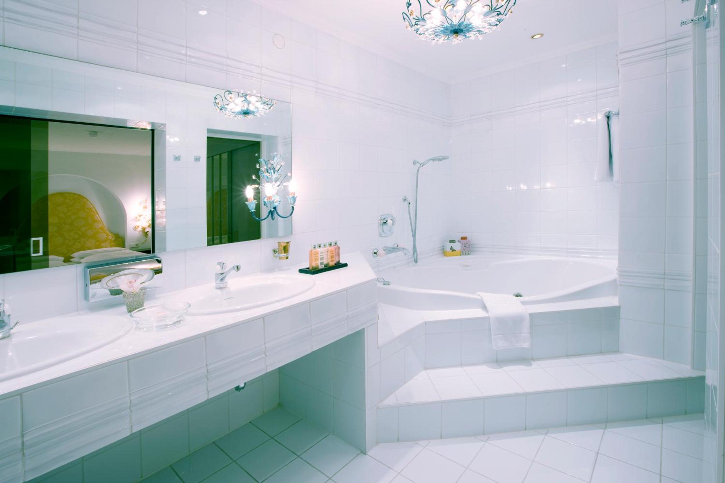 Suite With Whirlpool And Balcony photo 3